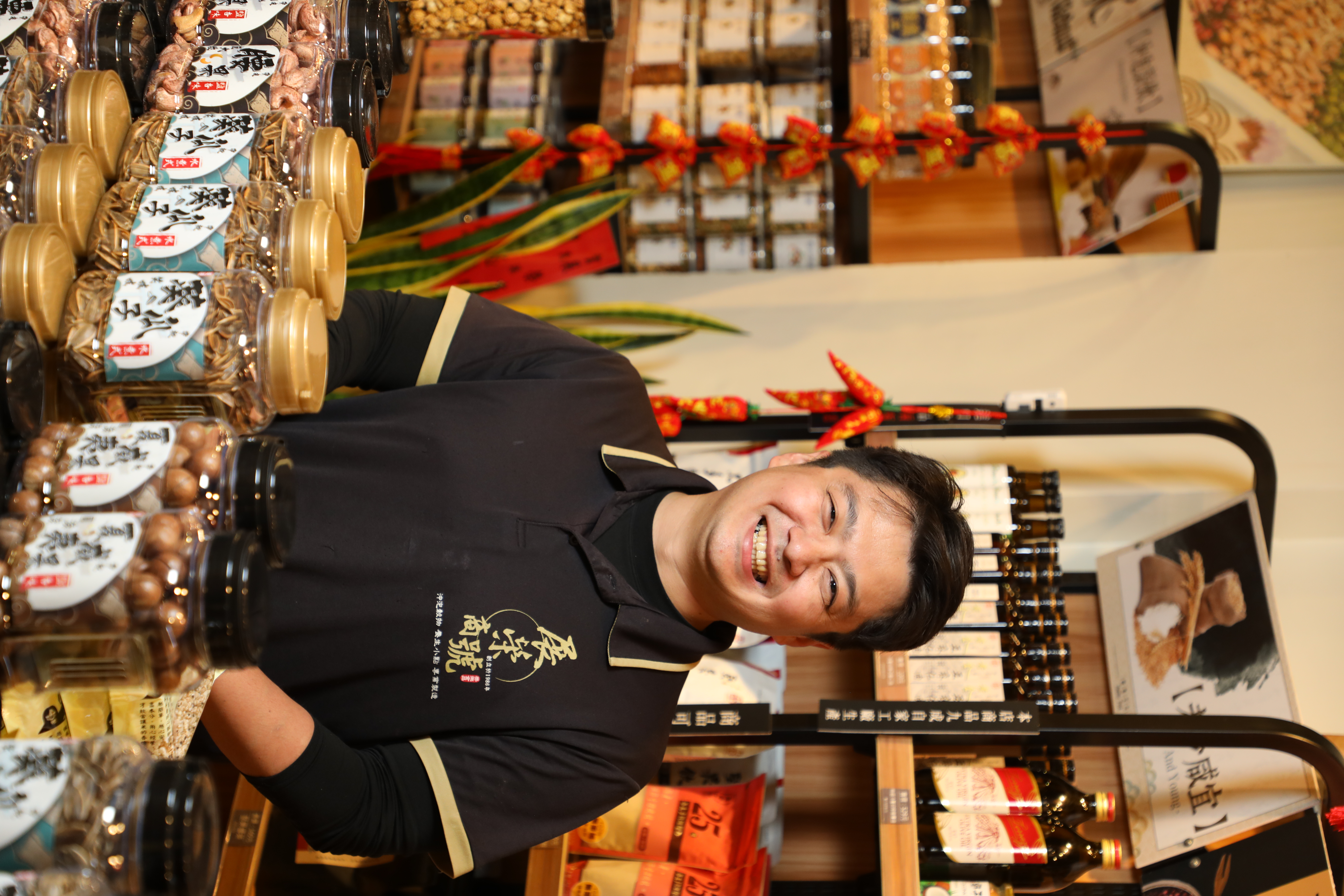 展榮商號1999年在烏日開設第一家實體店，第二代兩兄弟則在鹿港老家開設二店，哥哥許佑任十分健談好客。