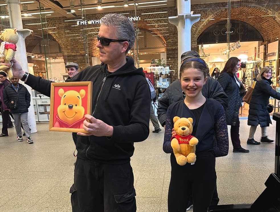 Dr. K重返車站鋼琴，高舉「小熊維尼」的照片，還喊支持台灣和香港。（翻攝自Instagram）