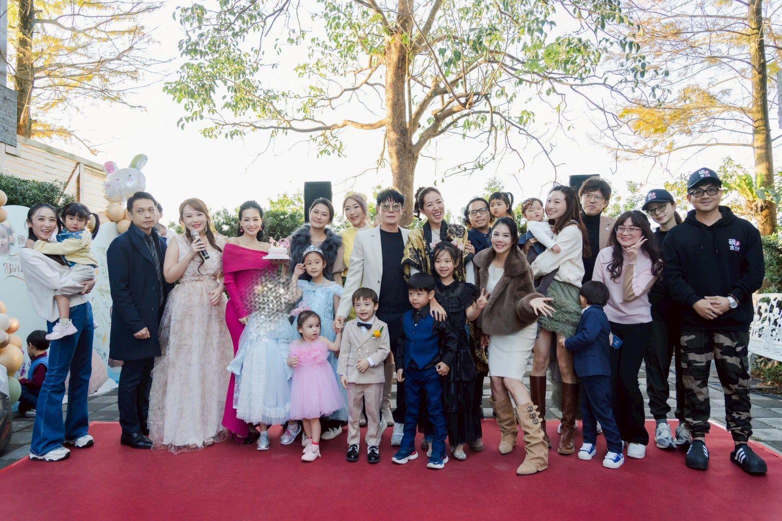 崔佩儀經紀人小瑋幫女兒慶生。(源鑛娛樂提供)