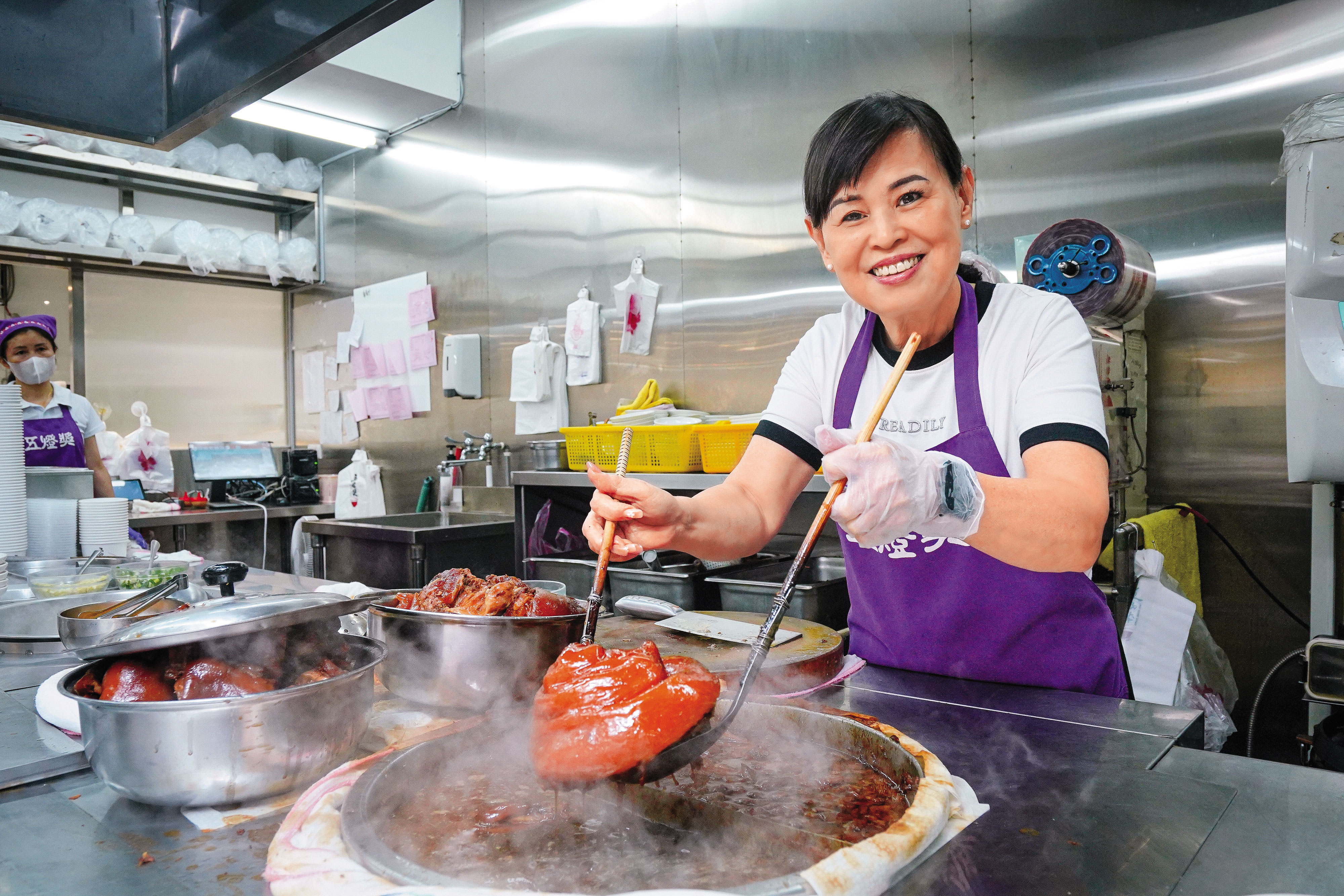 五燈獎自強店由黃怡螢掌管，豬腳全由她親自調味，再分送旗下各分店。