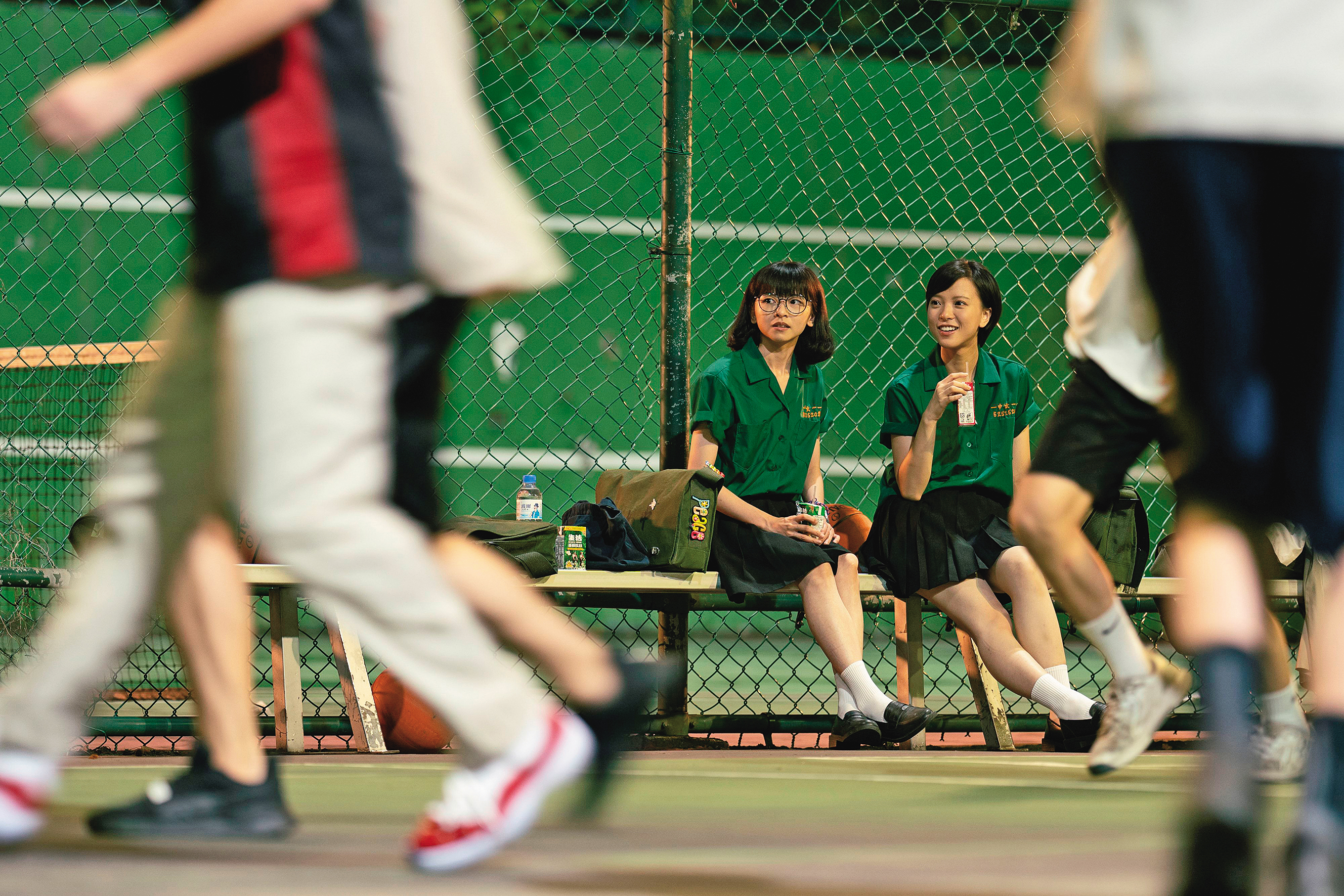 名校中共用一張桌子的日、夜間部學生，原有的「共享」友誼，因白馬王子出現變調。（興揚電影提供）