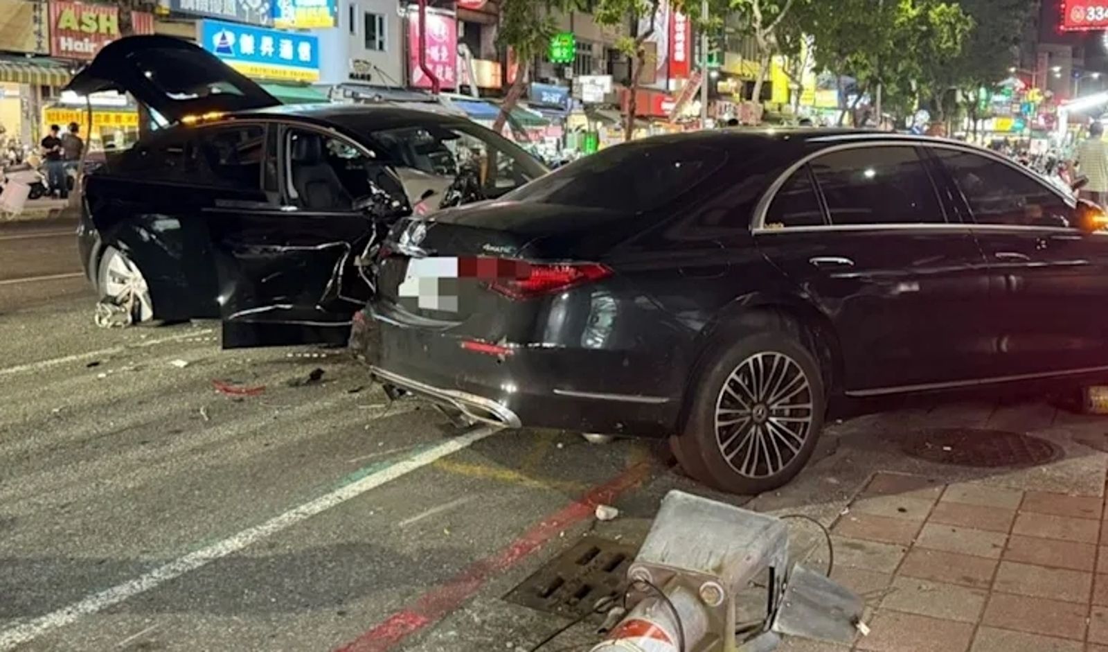 特斯拉連撞13車!他霸氣擋車救人「嘉義賓士車主身分曝光」 社群擁1.4萬追蹤