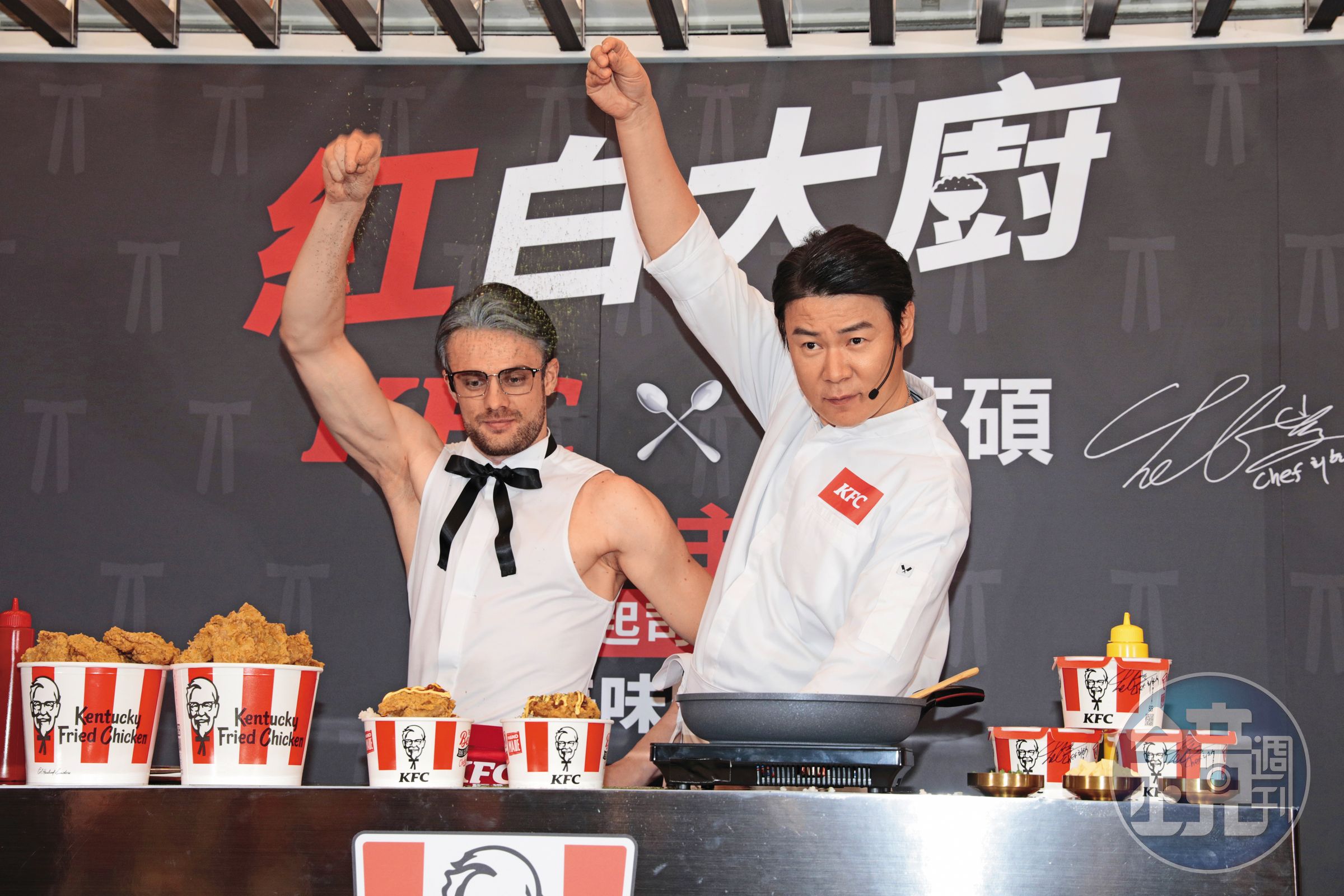 崔鉉碩（右）來台炫技，但小編眼神卻離不開左邊男模的二頭肌。（盯）