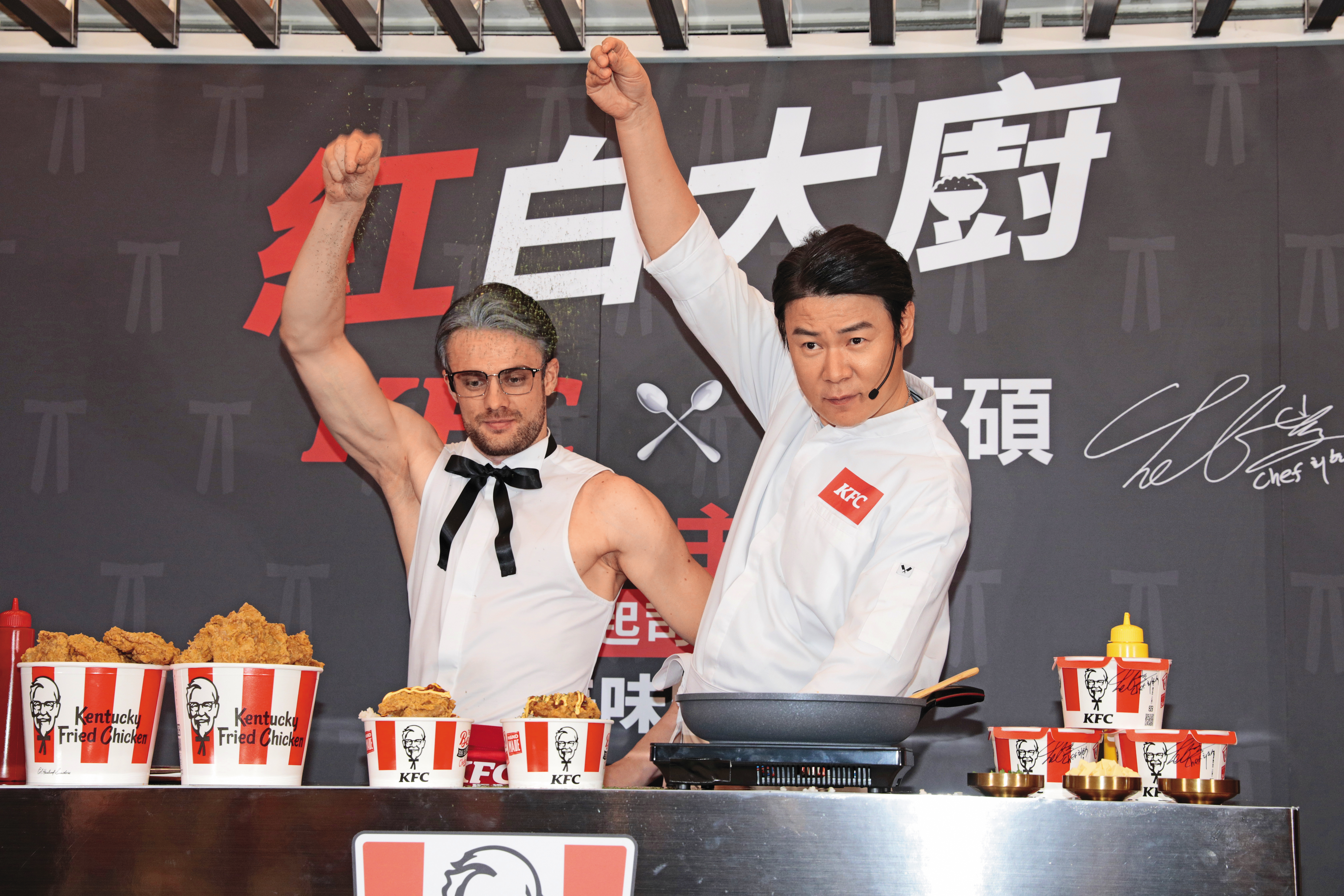 崔鉉碩（右）來台炫技，但小編眼神卻離不開左邊男模的二頭肌。（盯）