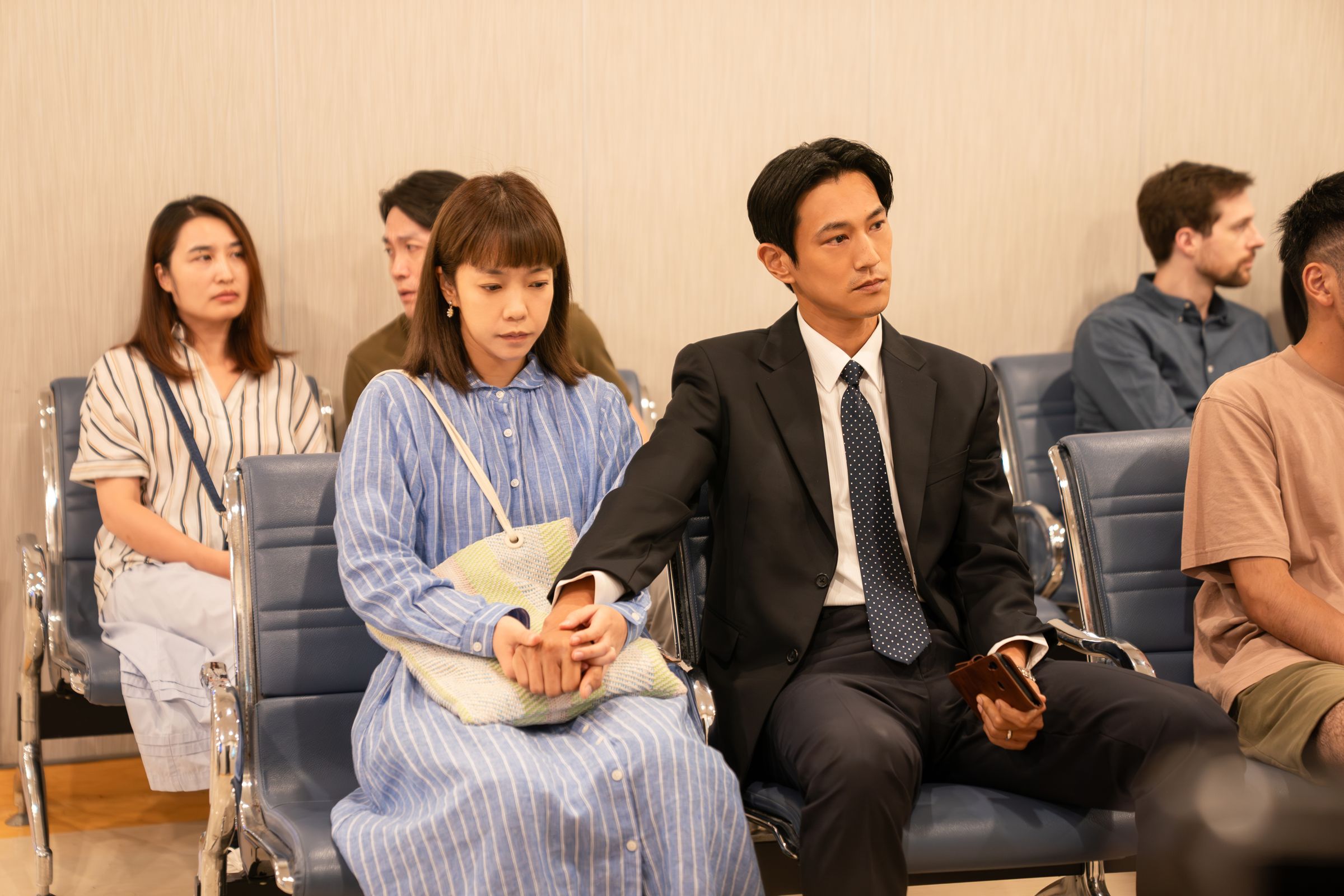 李霈瑜（前左）與鍾承翰（前右）在《我們意外的勇氣》飾演夫妻。（壹壹喜喜提供）