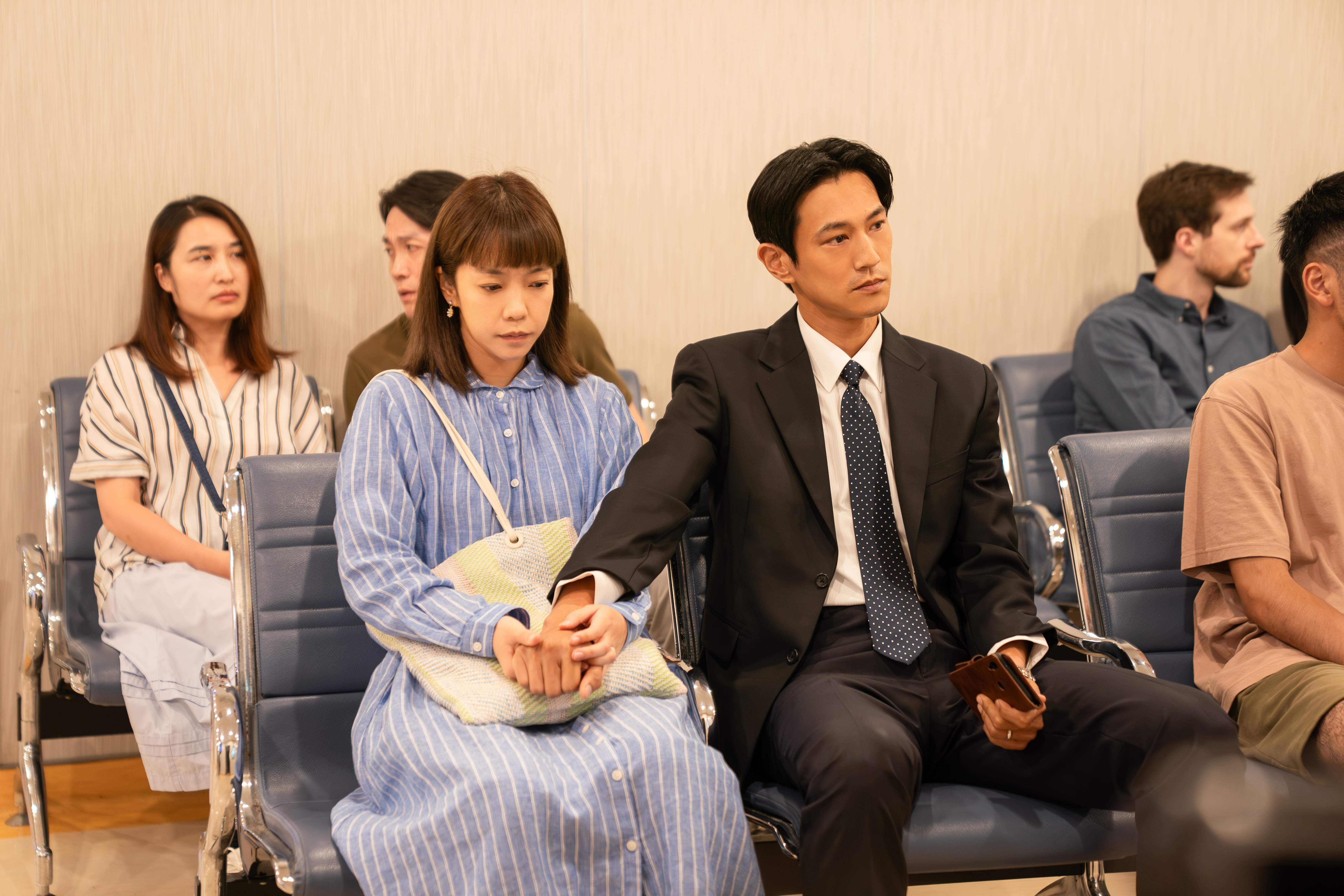 李霈瑜（前左）與鍾承翰（前右）在《我們意外的勇氣》飾演夫妻。（壹壹喜喜提供）