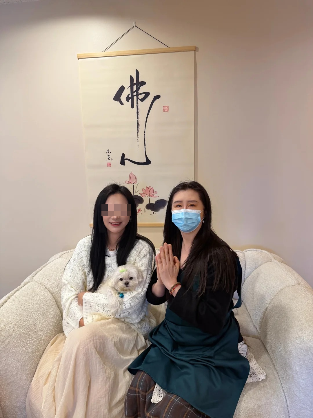 因為燒艾灸煙霧大,王祖賢戴著口罩,與粉絲合照,充滿禪意。(翻攝小紅書)