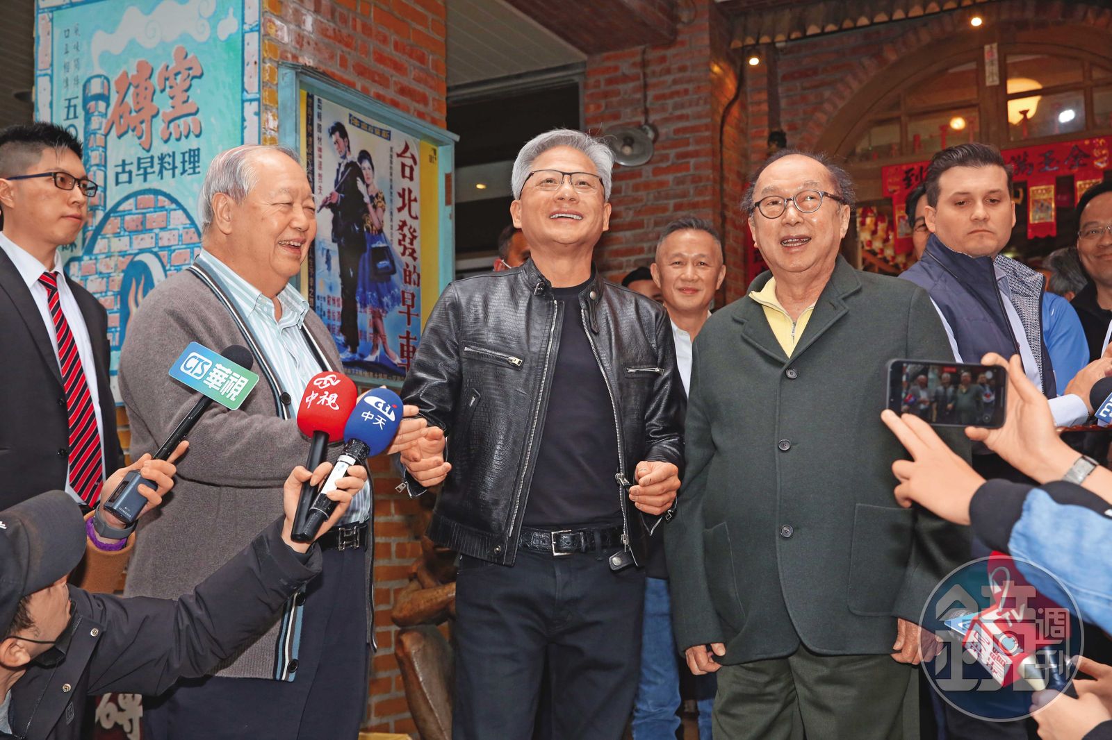 廣達搭上AI浪潮，營收表現亮眼，符合「益殖營」好股要件。前右為廣達董事長林百里，左為輝達執行長黃仁勳