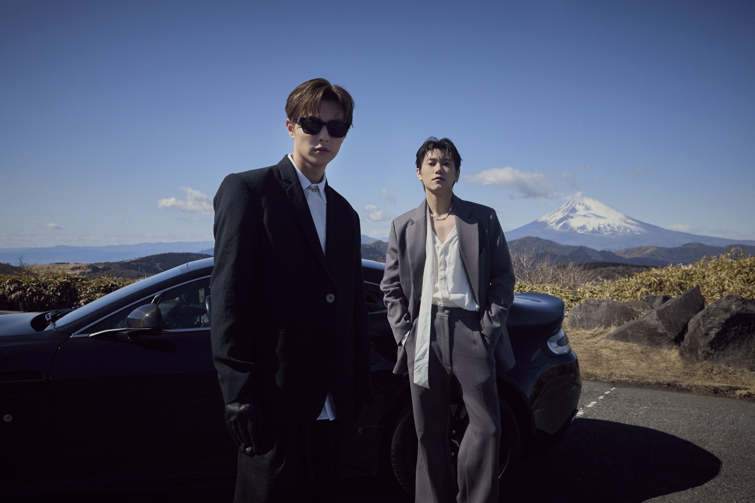 王子邱勝翊與毛弟邱宇辰為首支單曲〈CANDY〉MV,遠赴日本富士山下出任務。(喜鵲娛樂提供)