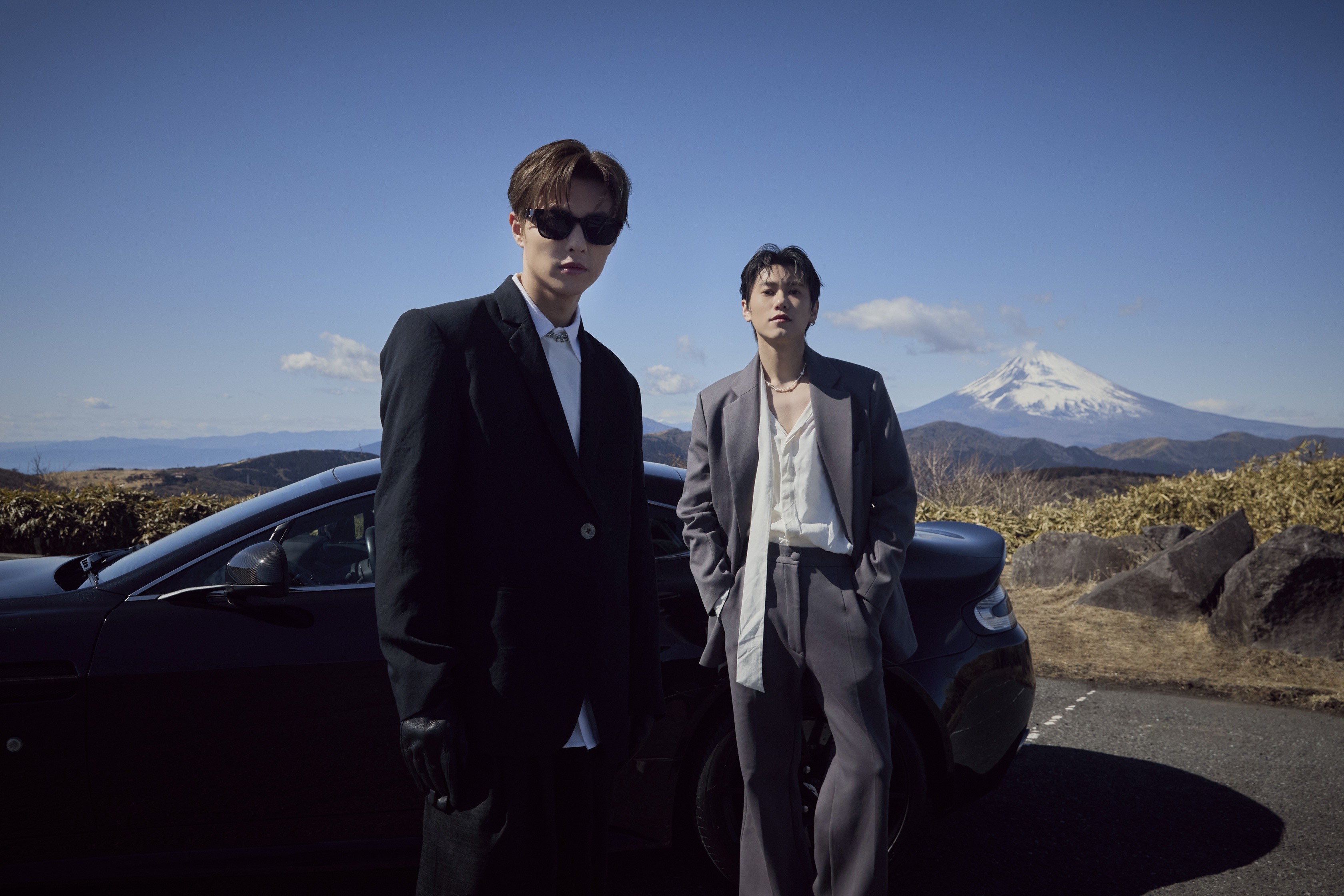  王子邱勝翊與毛弟邱宇辰為首支單曲〈CANDY〉MV，遠赴日本富士山下出任務。（喜鵲娛樂提供）