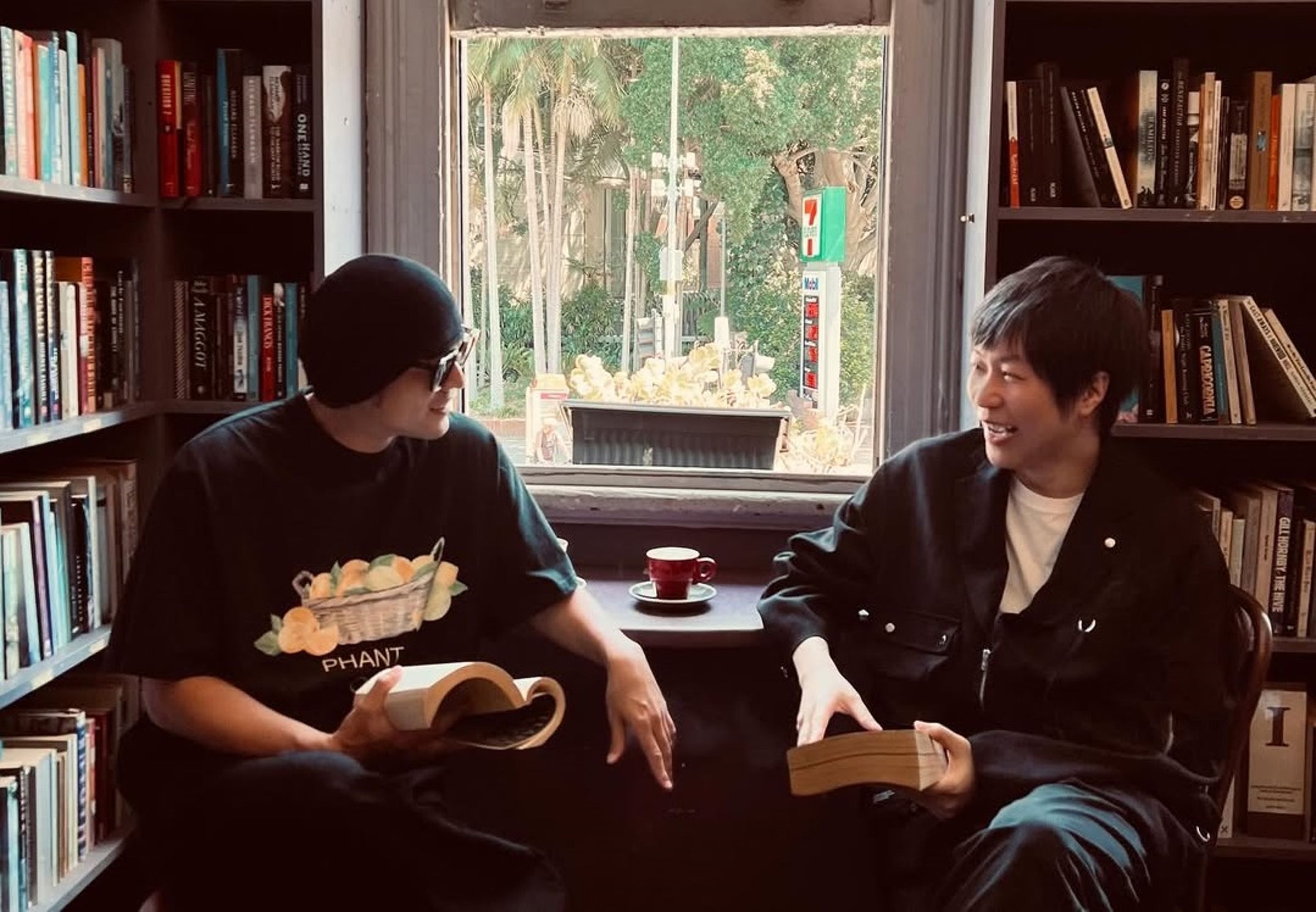 周杰倫充當澳洲地陪,和阿信一起逛雪梨「當文青」。(翻攝自IG@jaychou)
