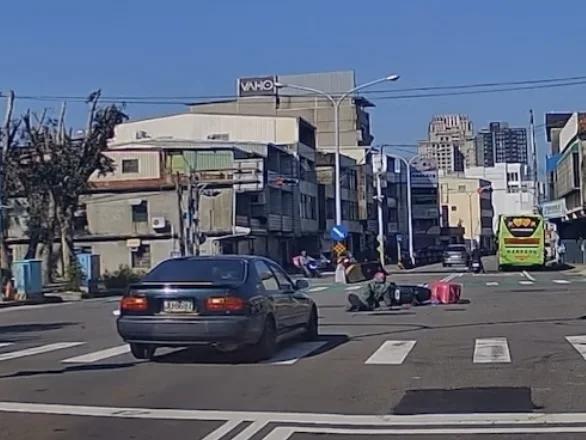竹北一輛自小客車闖紅燈高速撞擊2輛機車，肇事駕駛還辯稱僅是「搶黃燈」。（翻攝畫面）
