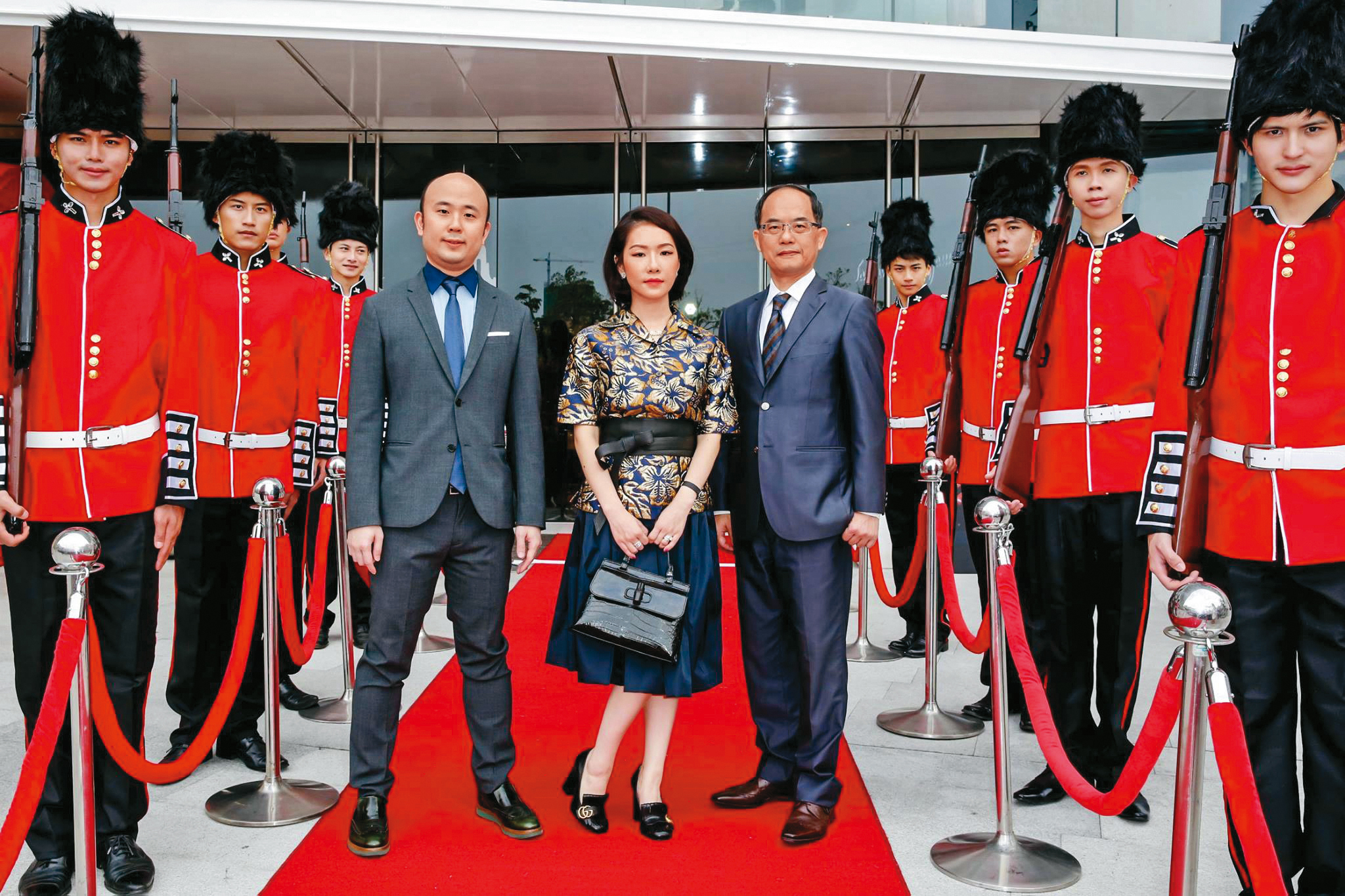 吳冠威(左四)和李謙謙(左五)結婚多年,過去常一同出席精品活動。(大立精品提供)