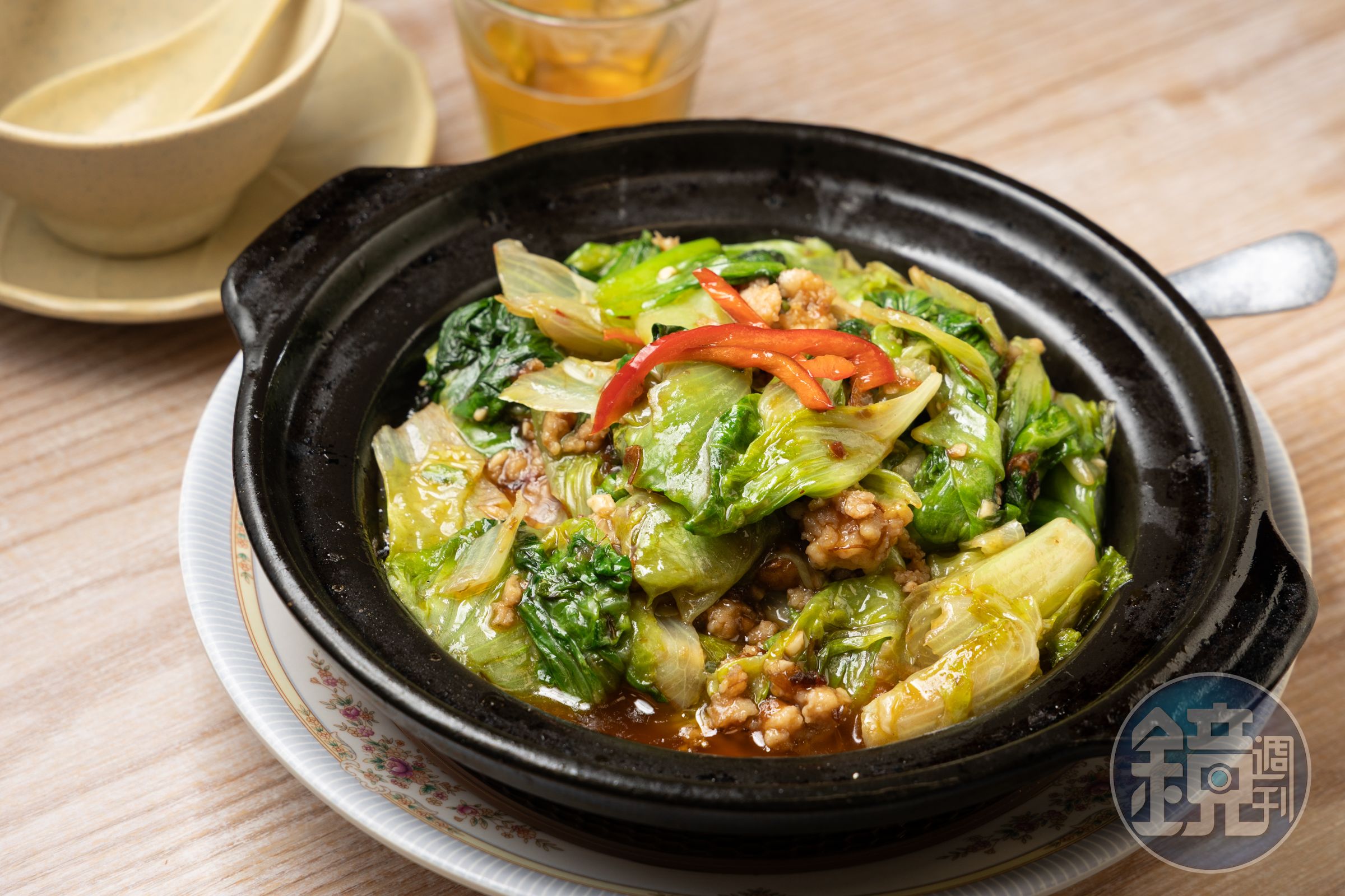 「啫啫生菜煲」的唐生菜在高溫煲中快速炒製，吸飽鑊氣，吃來帶點煙燻香氣。（港幣98元／份，約NT$370）