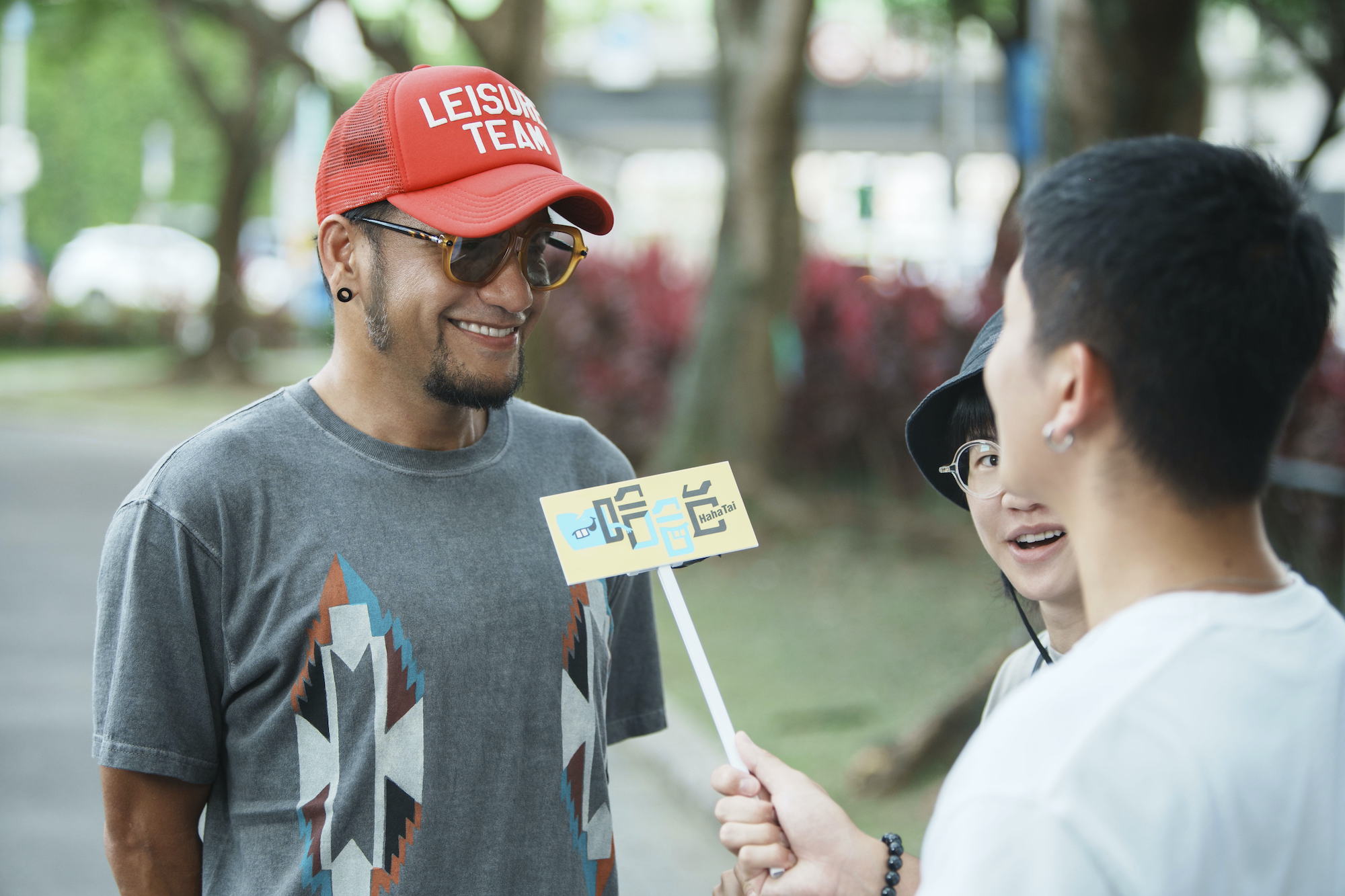 張震嶽新歌〈跟著感覺走〉與哈哈台合作，成了「上班時間的萬華區閒人」。（本色音樂提供）