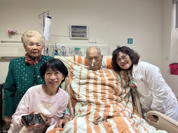 陳佩琪昨po照緬懷柯爸。（翻攝陳佩琪Peggy臉書）