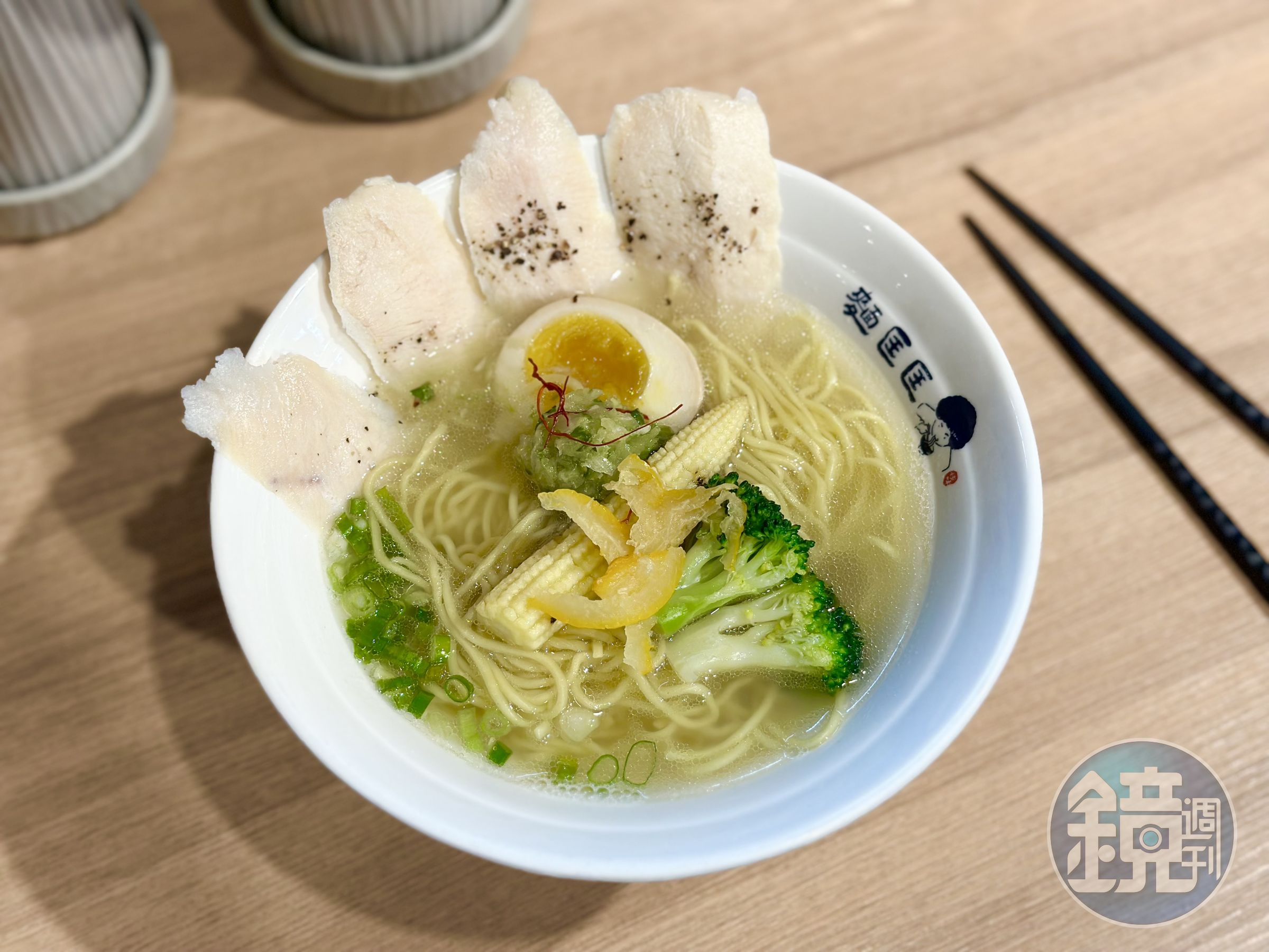 台灣平價拉麵店「麵匡匡」,與日本中華料理品牌「バーミヤン」,聯名推出限定的「柚見小清新嫩雞拉麵」。