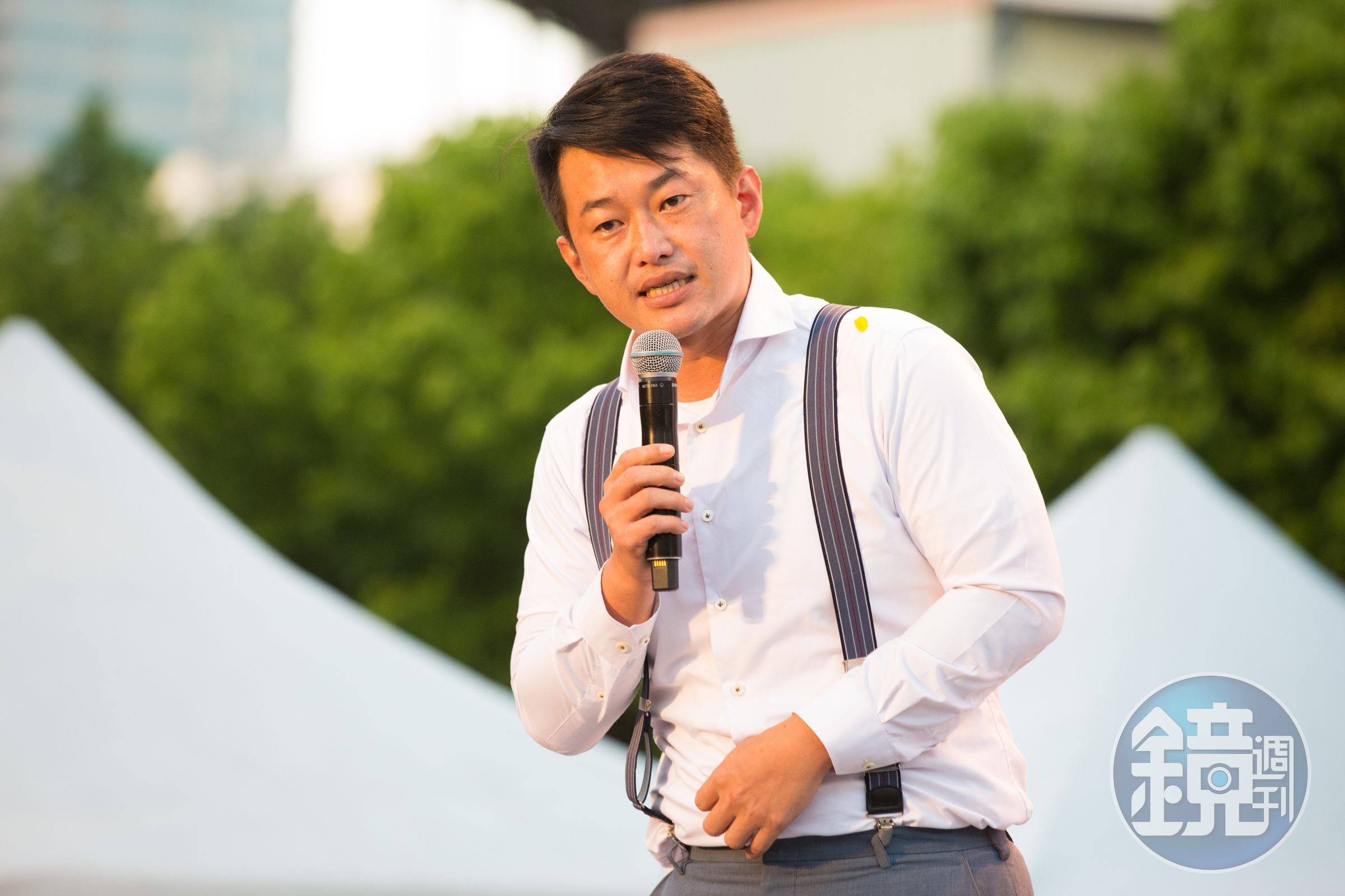 陳柏惟在政論節目談及國軍購議題，用滿手現金的柑仔店比喻台灣，這間店「洋芋片」晶片賣得嚇嚇叫，現在面臨「要不要買保全？」的情況。（本刊資料照）