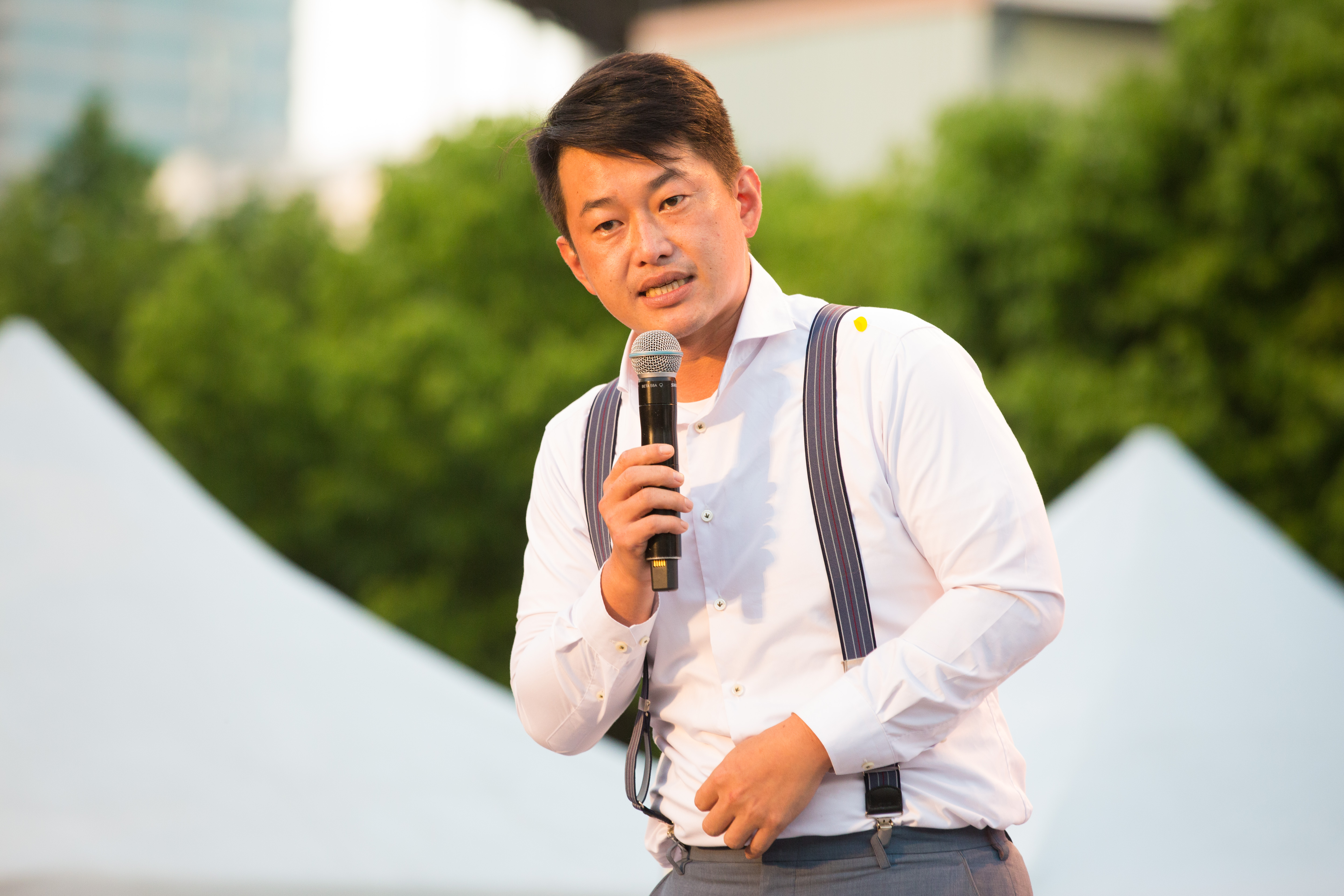 陳柏惟在政論節目談及國軍購議題，用滿手現金的柑仔店比喻台灣，這間店「洋芋片」晶片賣得嚇嚇叫，現在面臨「要不要買保全？」的情況。（本刊資料照）