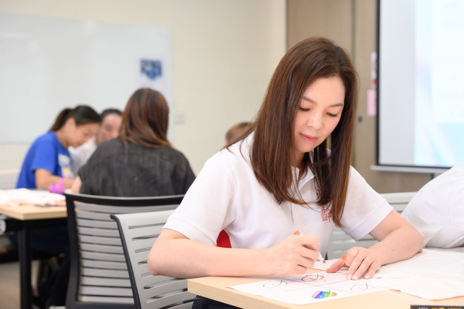 曾馨瑩參與手作活動。（永齡基金會提供）