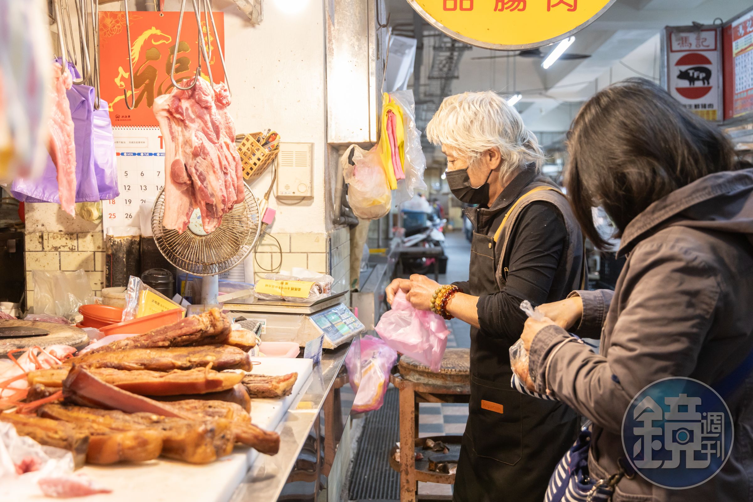 黃老闆細心為每份臘肉附上料理說明，提醒客人回家後一定要先燙洗處理，才能讓臘肉風味完全甦醒。