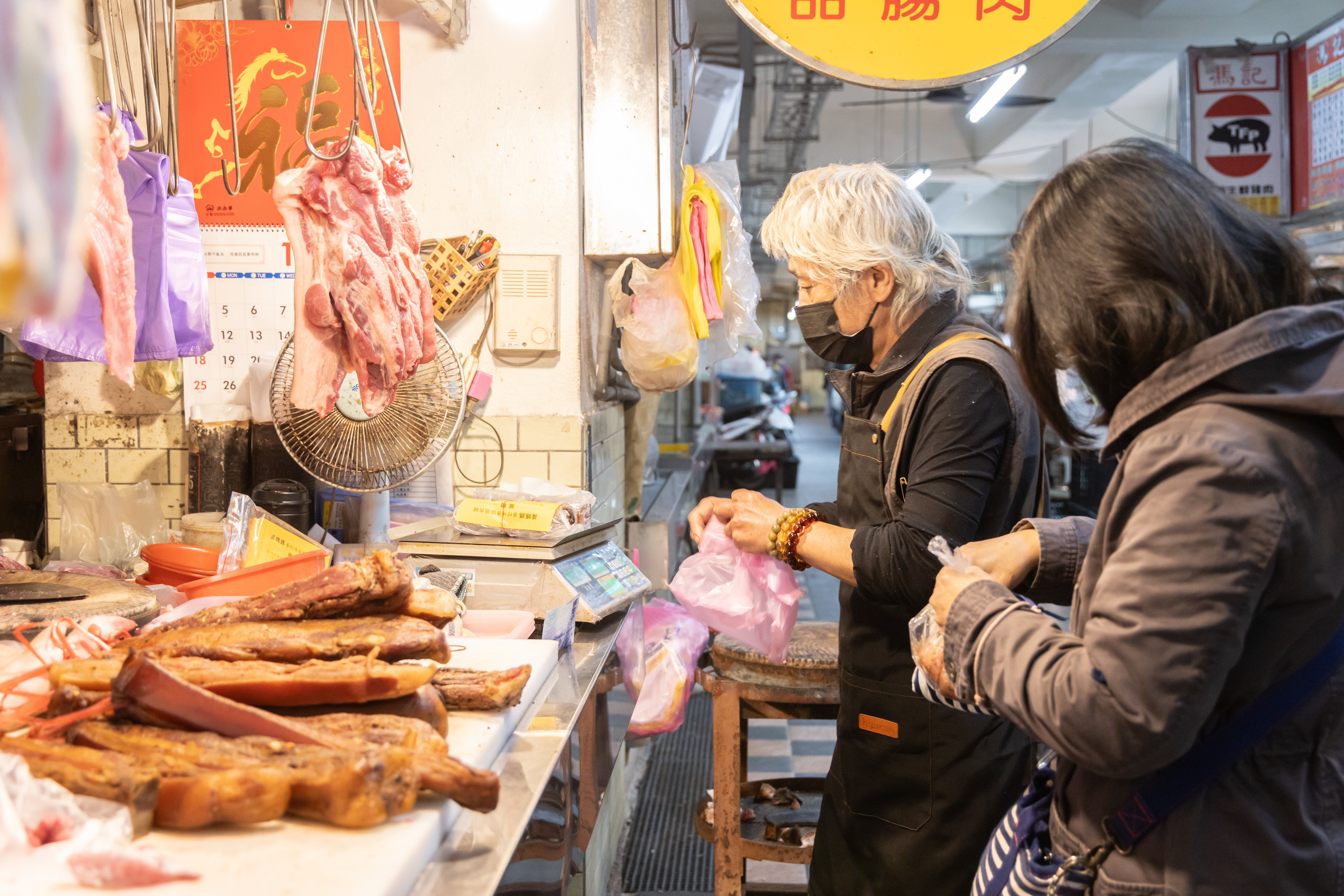 黃老闆細心為每份臘肉附上料理說明，提醒客人回家後一定要先燙洗處理，才能讓臘肉風味完全甦醒。