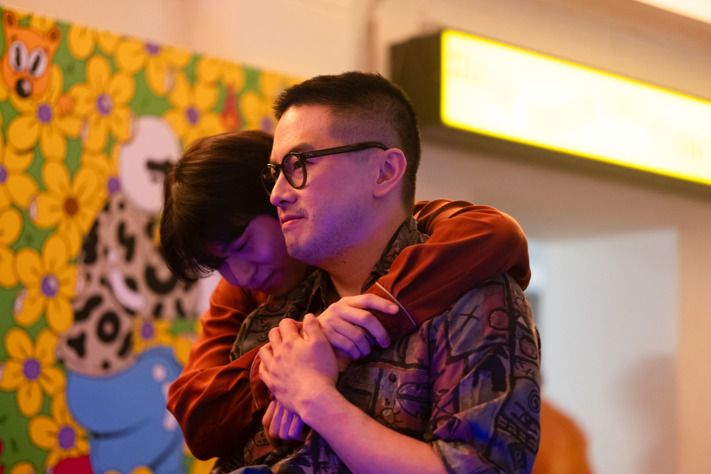 韓基燦(左)與楊伯文(右)扮演一對男同志,當來自韓國的珉學生簽證即將到期,他們如果不結婚就得分開的話,命運跟他們開了一個玩笑。(UIP提供)
