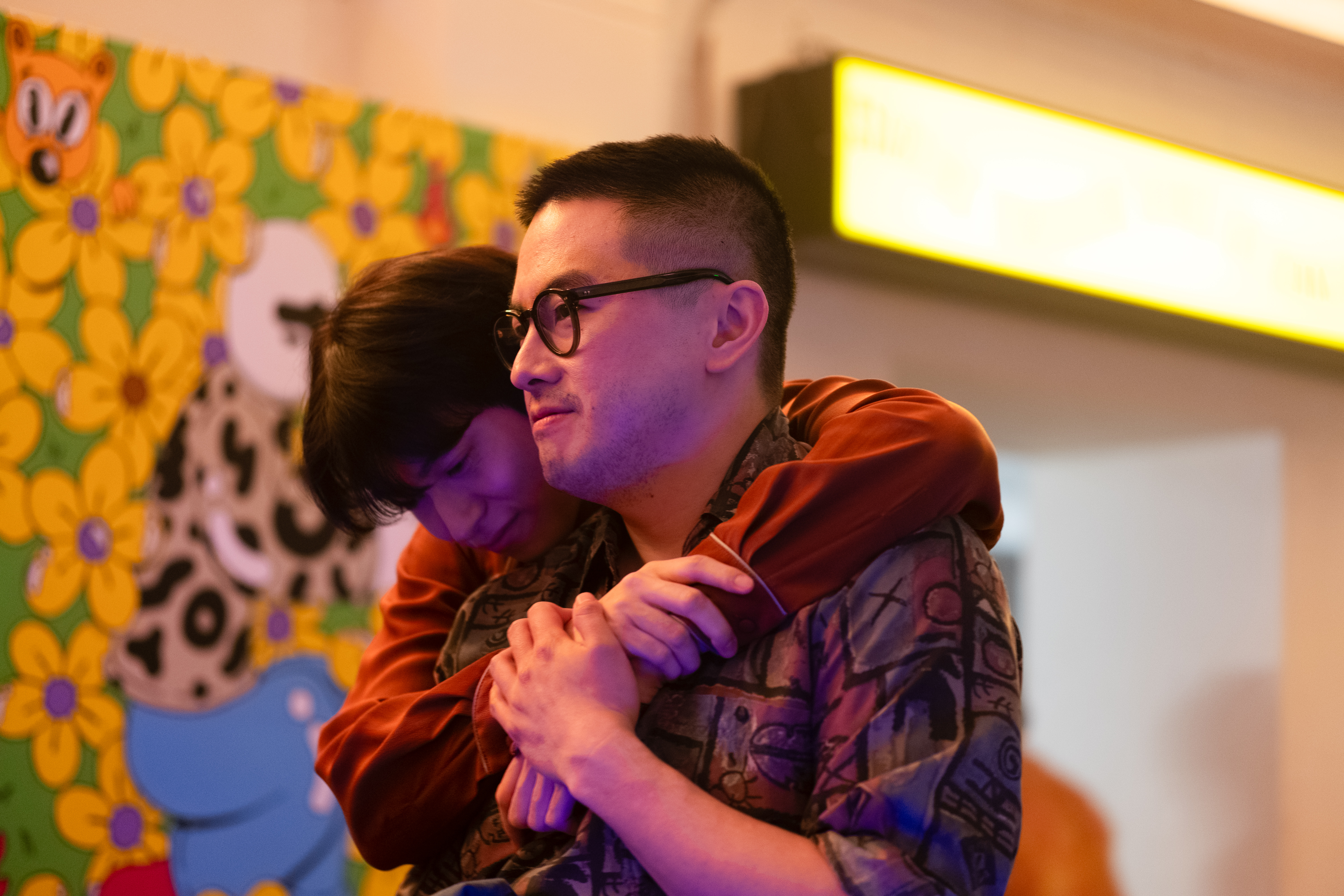 韓基燦（左）與楊伯文（右）扮演一對男同志，當來自韓國的珉學生簽證即將到期，他們如果不結婚就得分開的話，命運跟他們開了一個玩笑。（UIP提供）