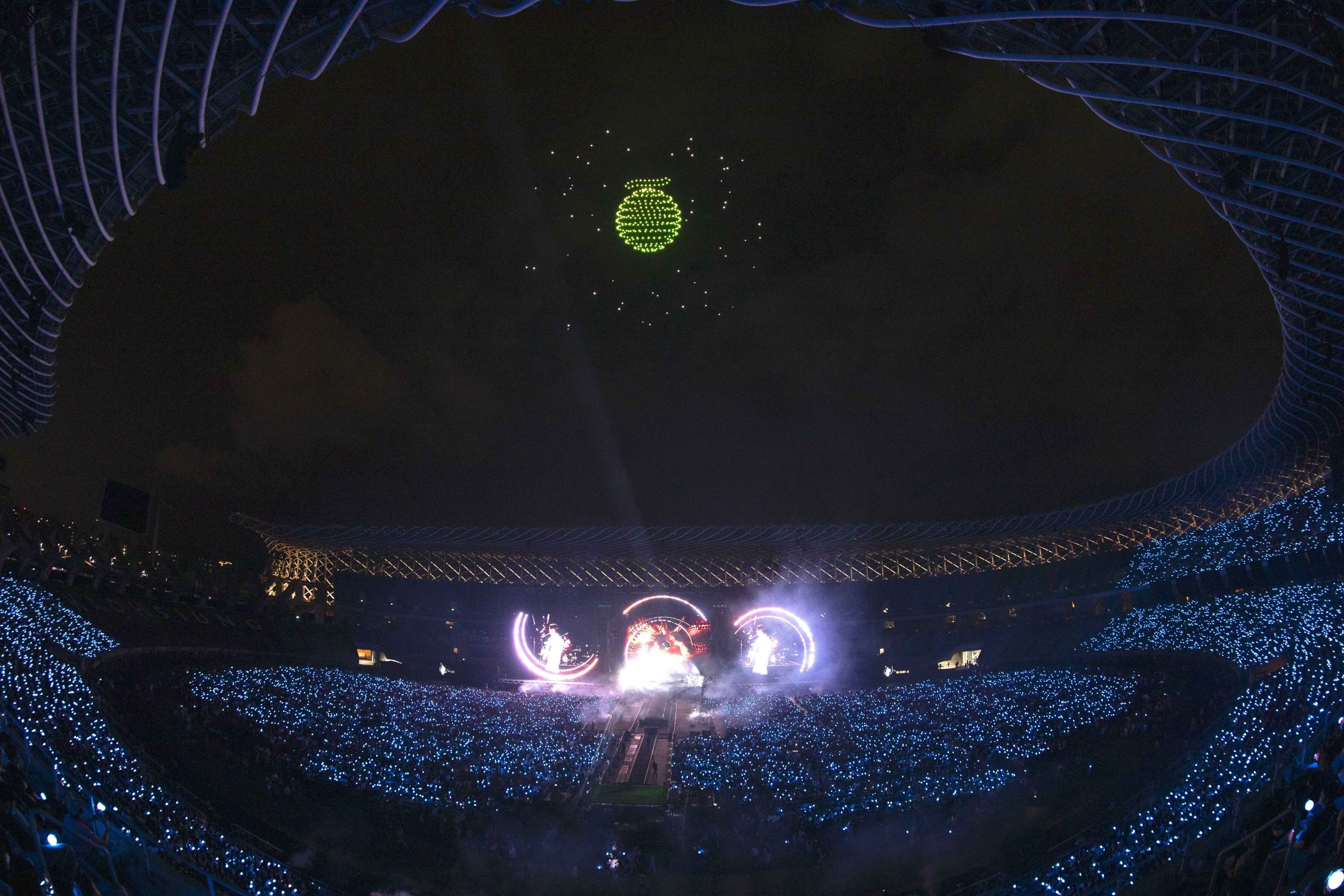 告五人演唱〈你要不要吃哈密瓜〉,上空出現哈瓜圖案。(相信音樂提供)