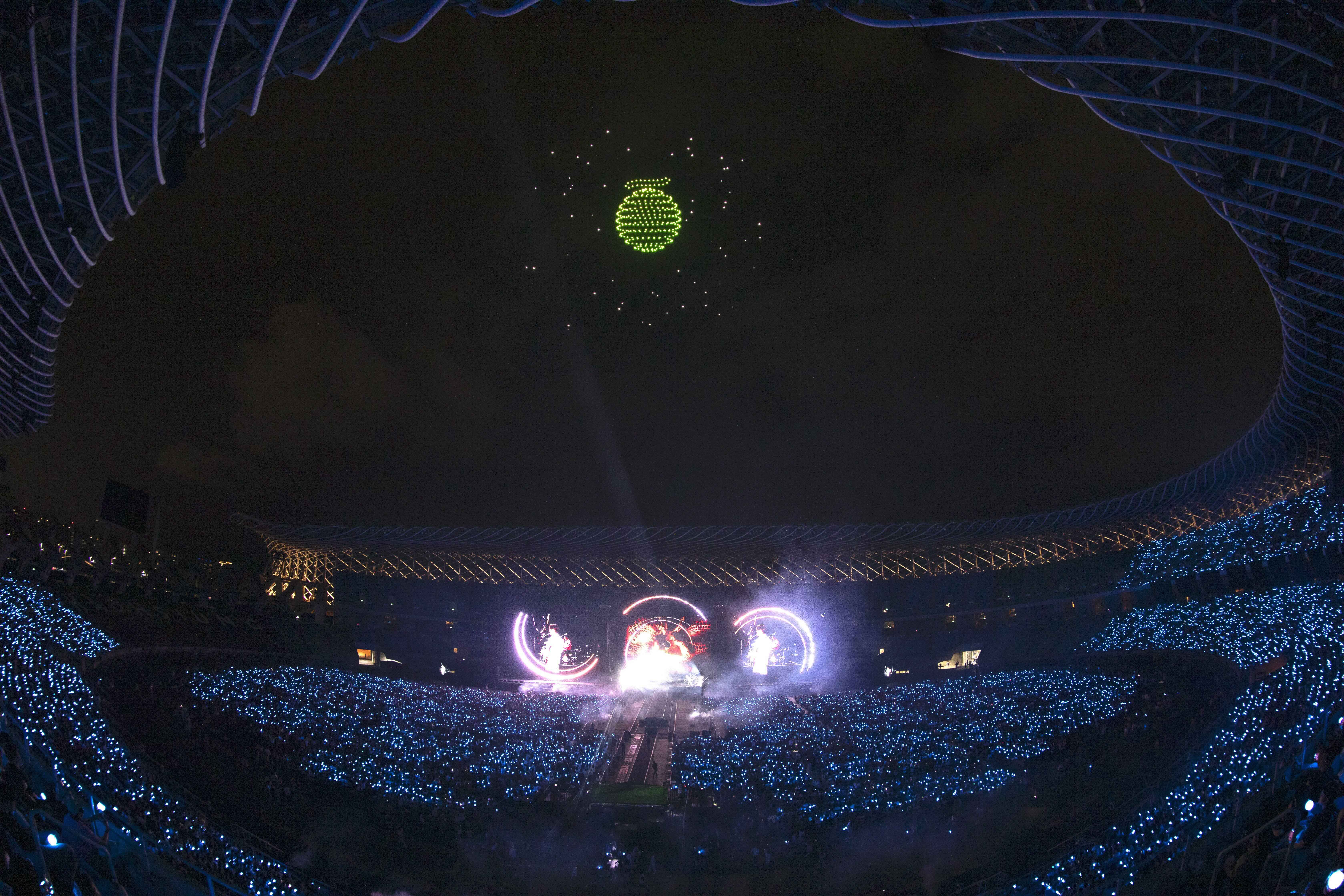 告五人演唱〈你要不要吃哈密瓜〉，上空出現哈瓜圖案。（相信音樂提供）