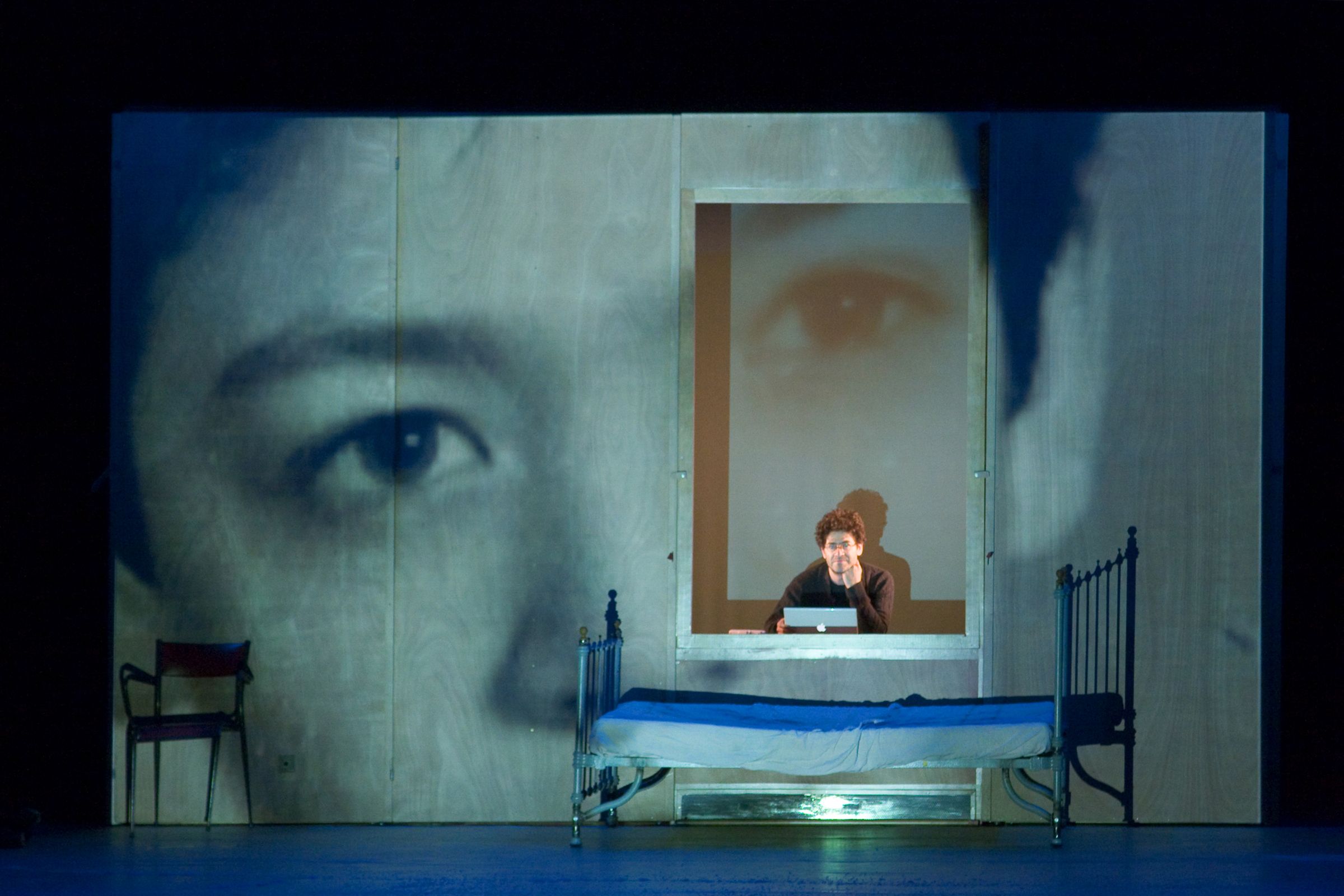 《孤身》是穆阿瓦親自編、導、演的經典獨角戲。（北藝中心提供/®THIBAUT BARON）