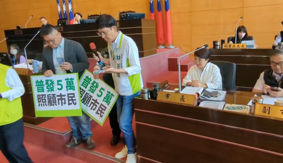4名台中市議員圍在市長身邊,要求普發5萬元,市長回:「那錢留下」。