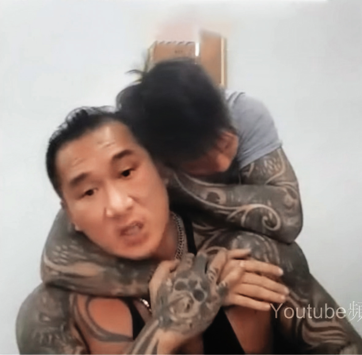 館長（前）與徒弟小偉（後）原本感情不錯，卻為了錢翻臉。（翻攝館長直播YT）