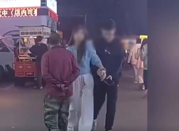 被害女子尾隨老人拍下他犯案過程,可見他刻意迎面撞上女生性騷擾。(翻攝微博)