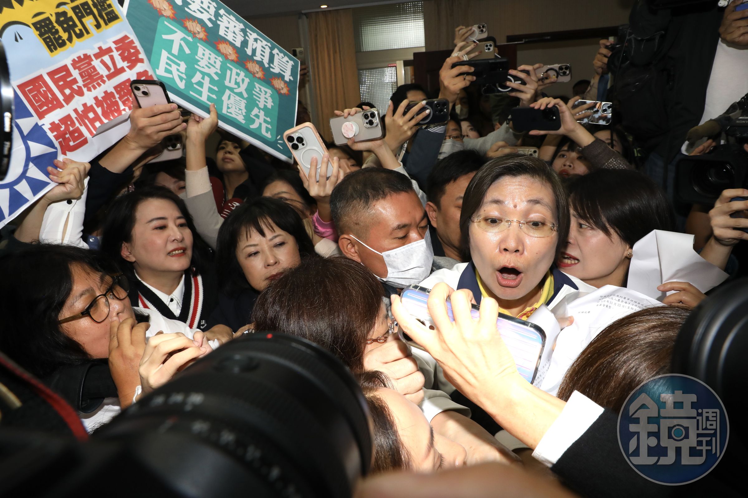 藍綠立委今上午在內政委員會為了排審《選罷法》修正草案爆發推擠衝突。