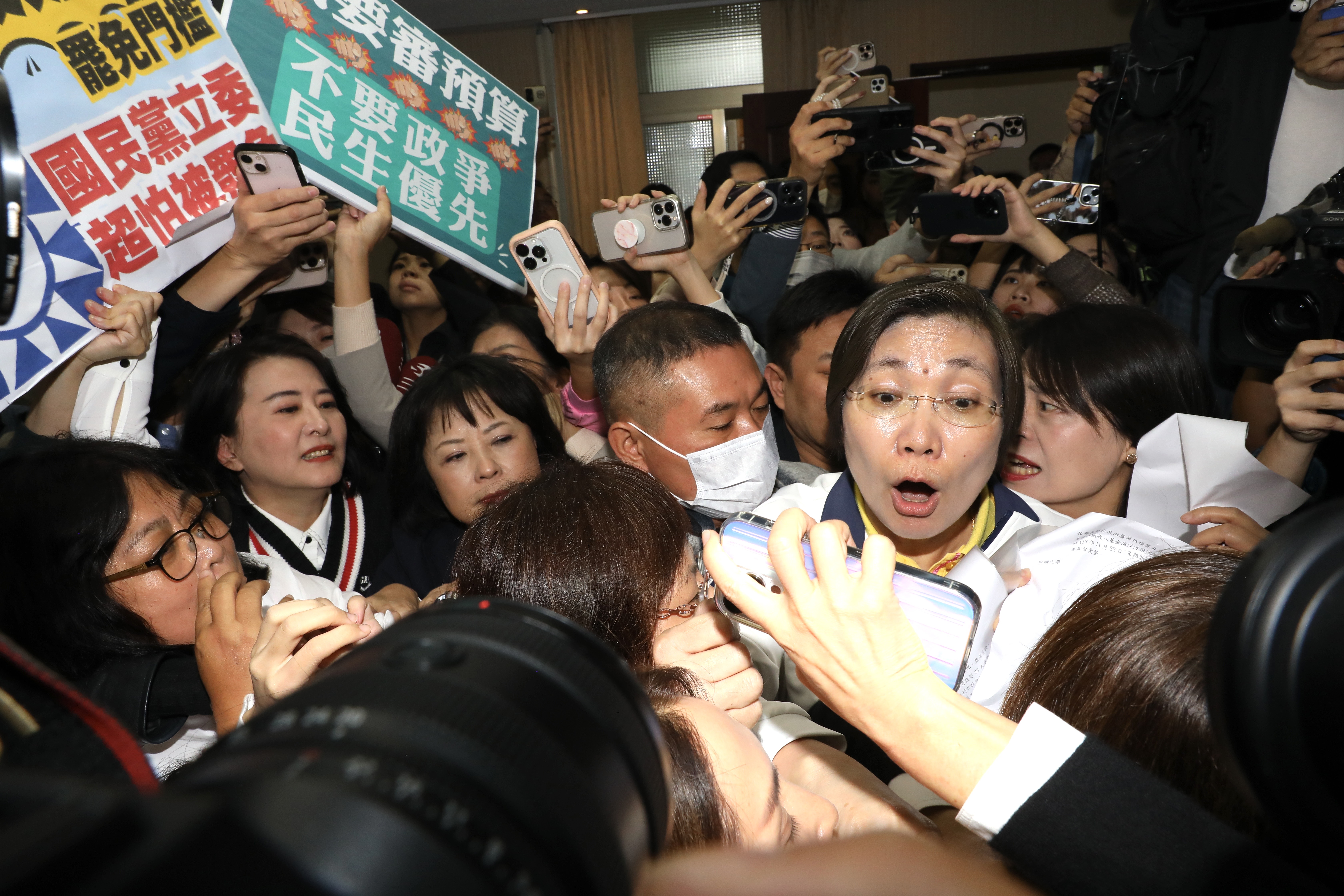 藍綠立委今上午在內政委員會為了排審《選罷法》修正草案爆發推擠衝突。