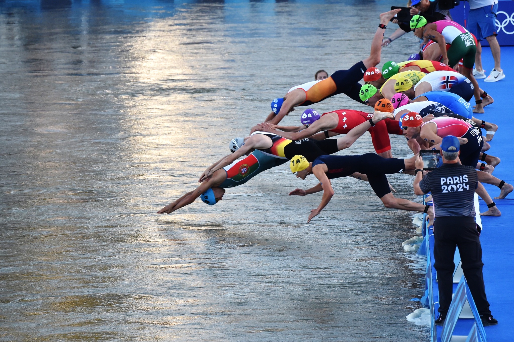 塞納河水質檢測結果已符合標準，允許運動員在河中進行熟悉場地的訓練。（翻攝臉書@ World Triathlon）