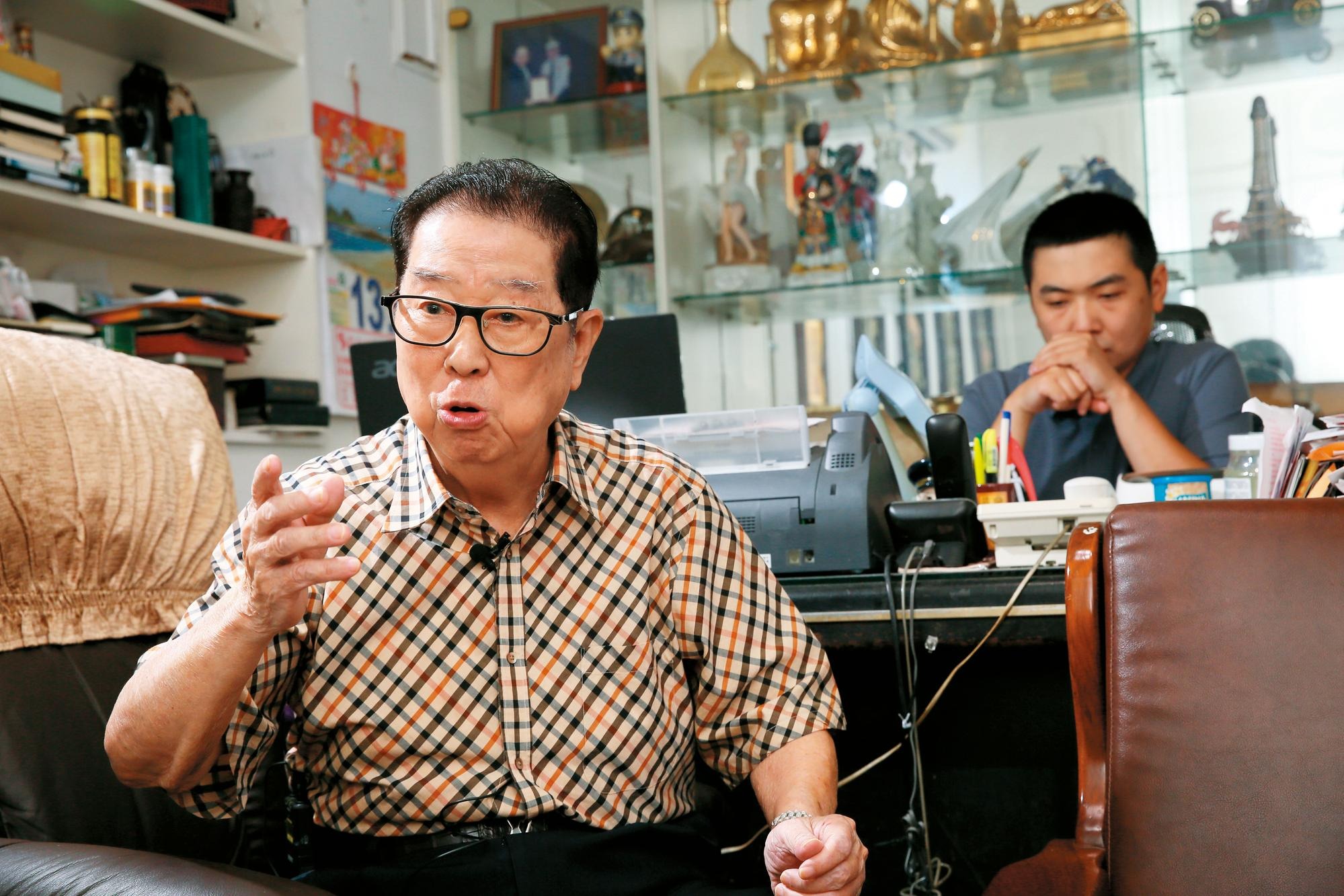 股海名人、90歲阿土伯（左）離世，他見證台股50年來的驚濤駭浪，累積出億元身家。（本刊資料照）