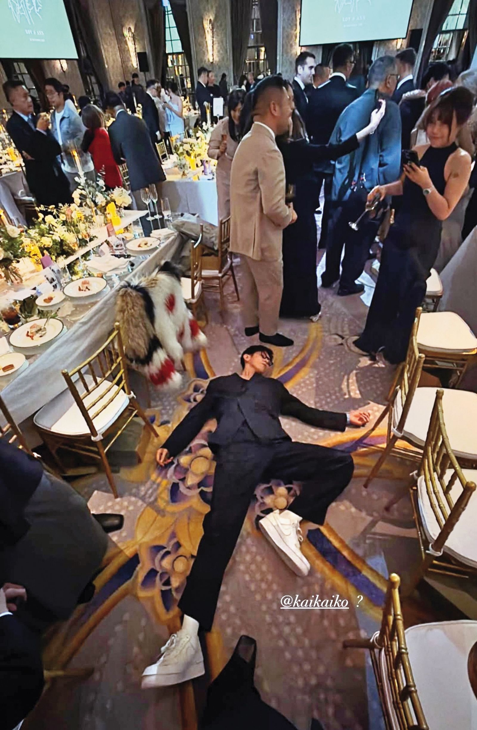 婚禮尾聲，柯震東醉到躺平在地上，被&Oslash;ZI放上限時動態。（翻攝自&Oslash;ZI IG）