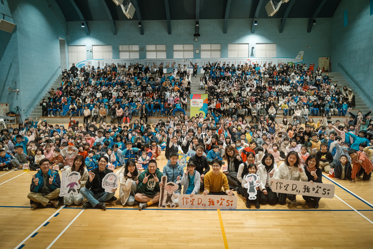 劇組今(22日)重返拍攝校園放映,亦邀請到片中參與演出的天母國小直笛團出席表演片中曲目。(富邦文教基金會提供)