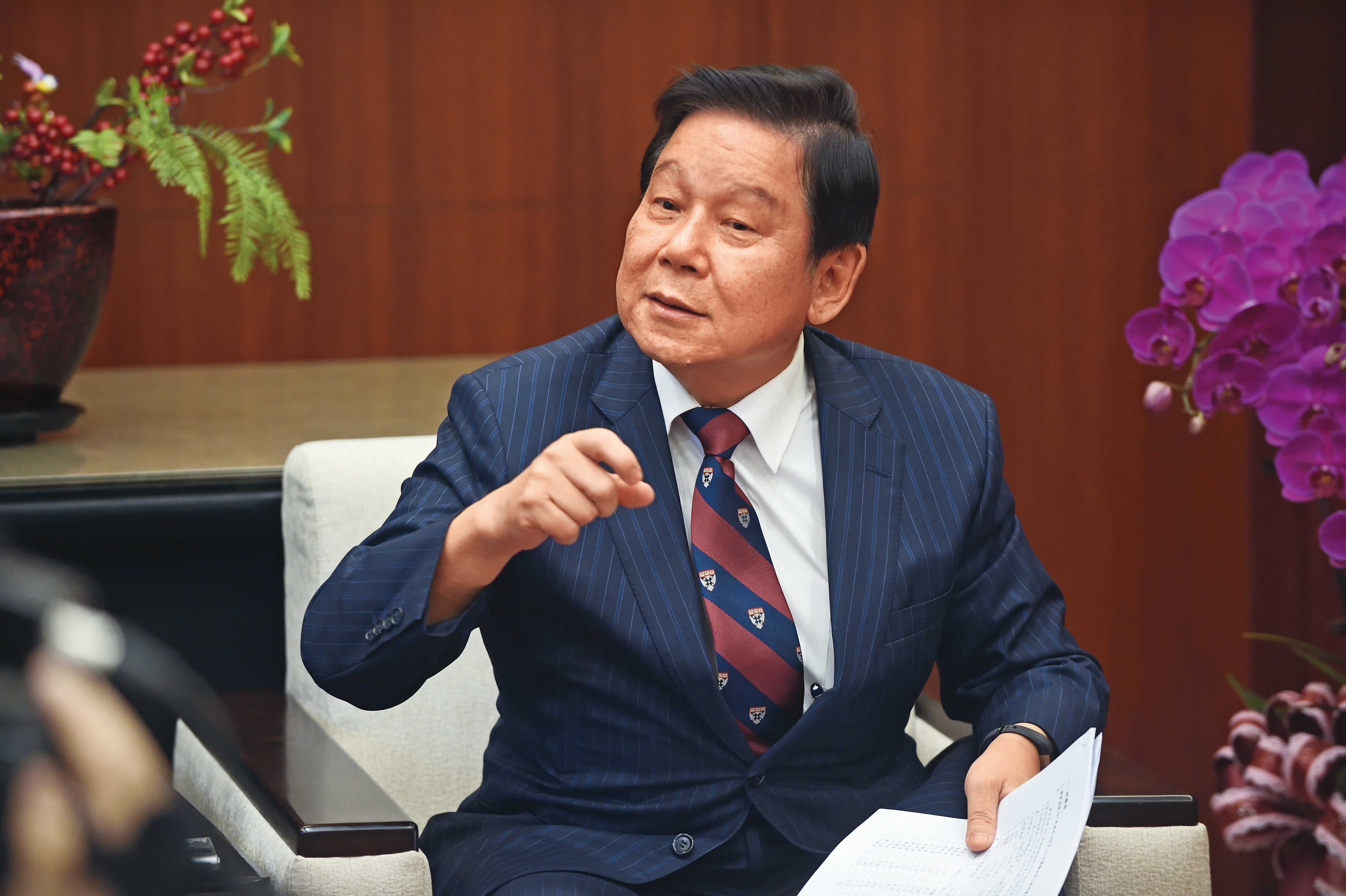 國票金董事長魏啟林為樂天商銀增資案，親自飛到日本和大股東樂天協商。