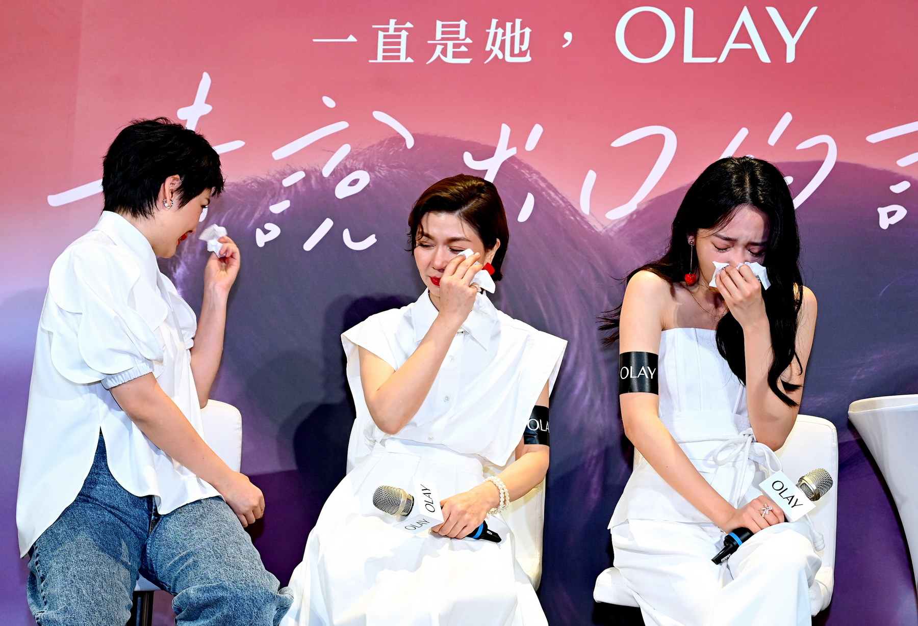 李沐現場無預警聽到媽媽給她的錄音，當場情緒潰堤，泣不成聲；于子育也因朗誦寫給媽媽的手寫信數度哽咽，連導演阮鳳儀也忍不住淚目。（Olay提供）