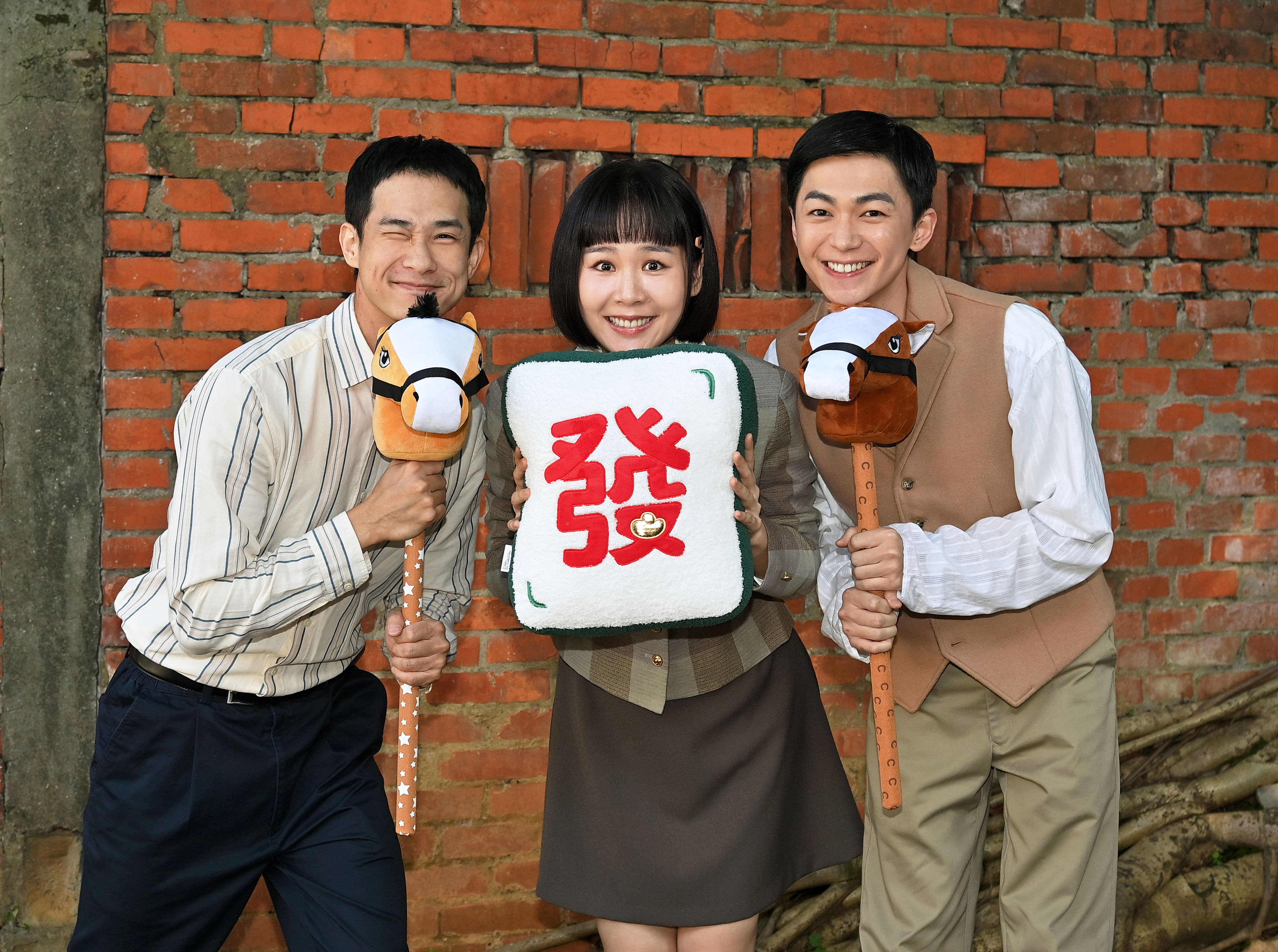 盧彥澤(左起)何宜珊及陳玹宇趁著過年好好充電,準備迎接新挑戰。(台視提供)