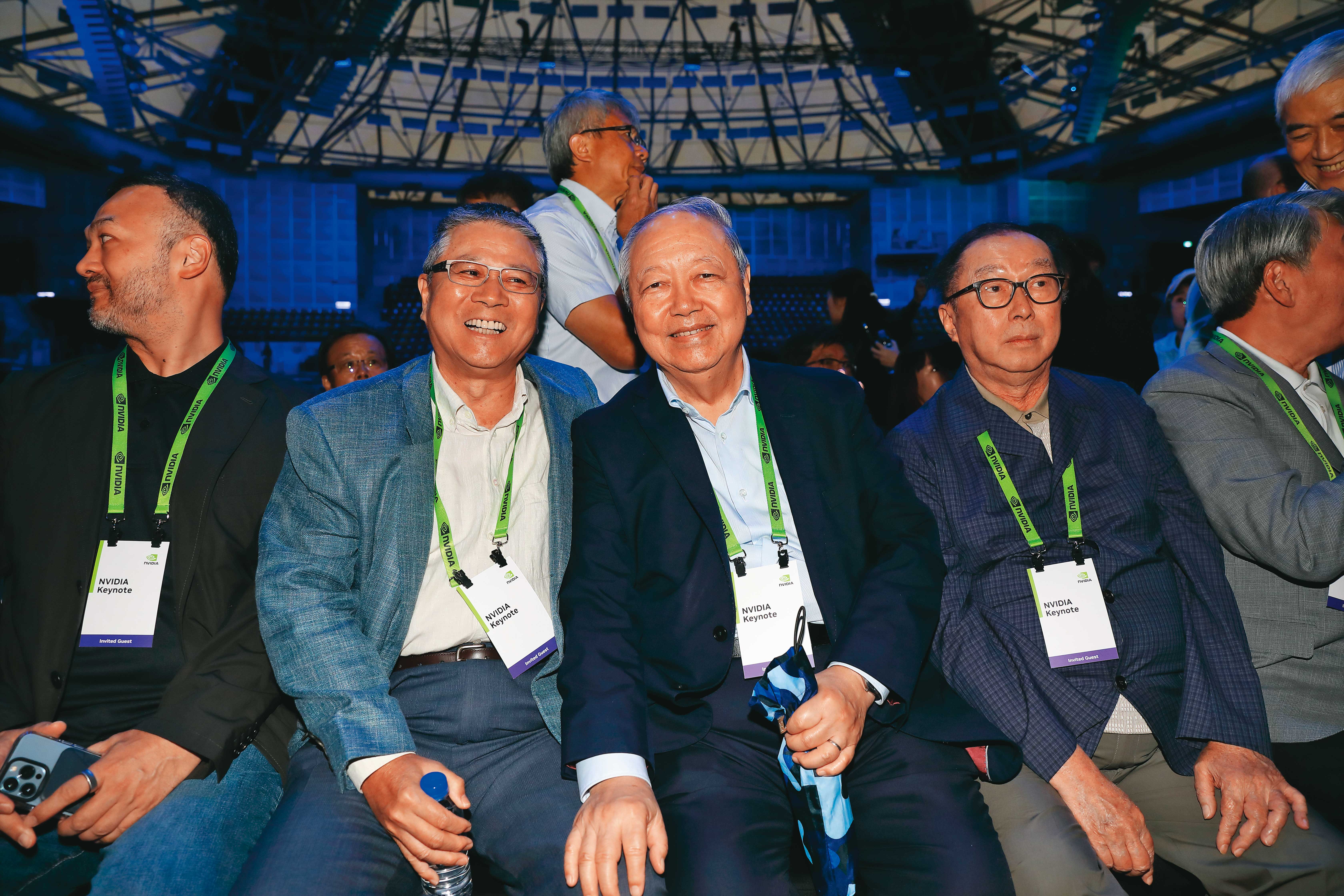 廣達董事長林百里（右起）、副董事長梁次震以及緯創董事長林憲銘等科技業大老都到場聆聽黃仁勳的演講。