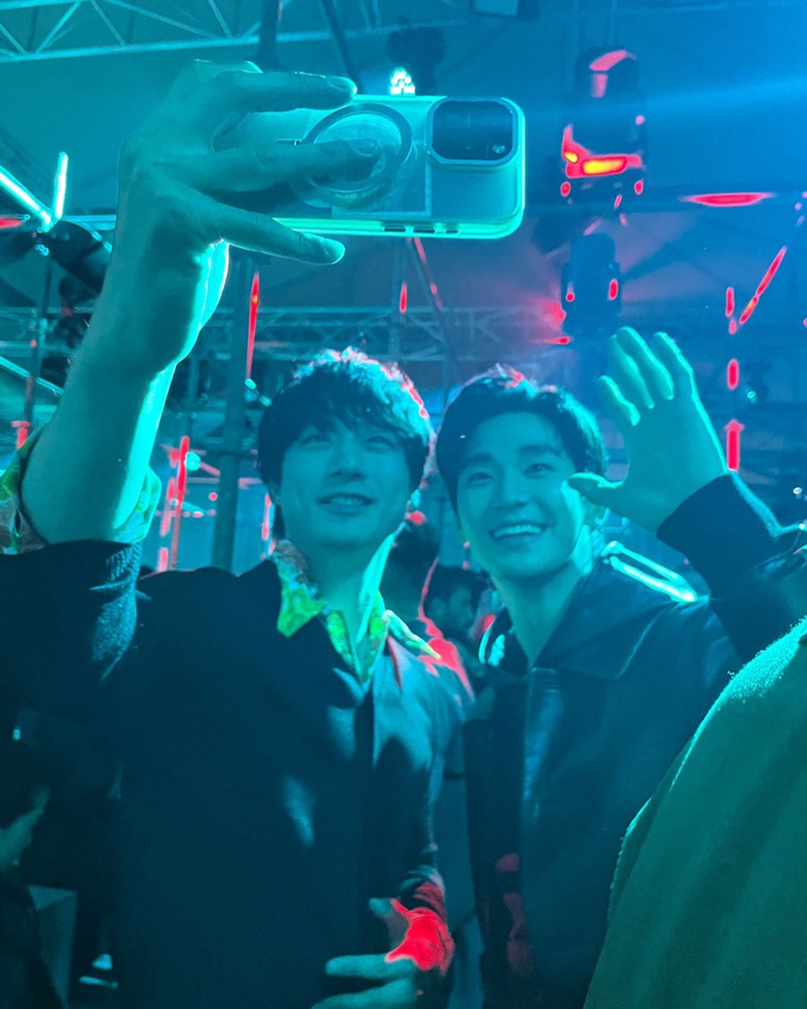 同樣身為代言人的坂口健太郎和金秀賢，曾在Prada活動中開心合照。（翻攝自金秀賢IG）