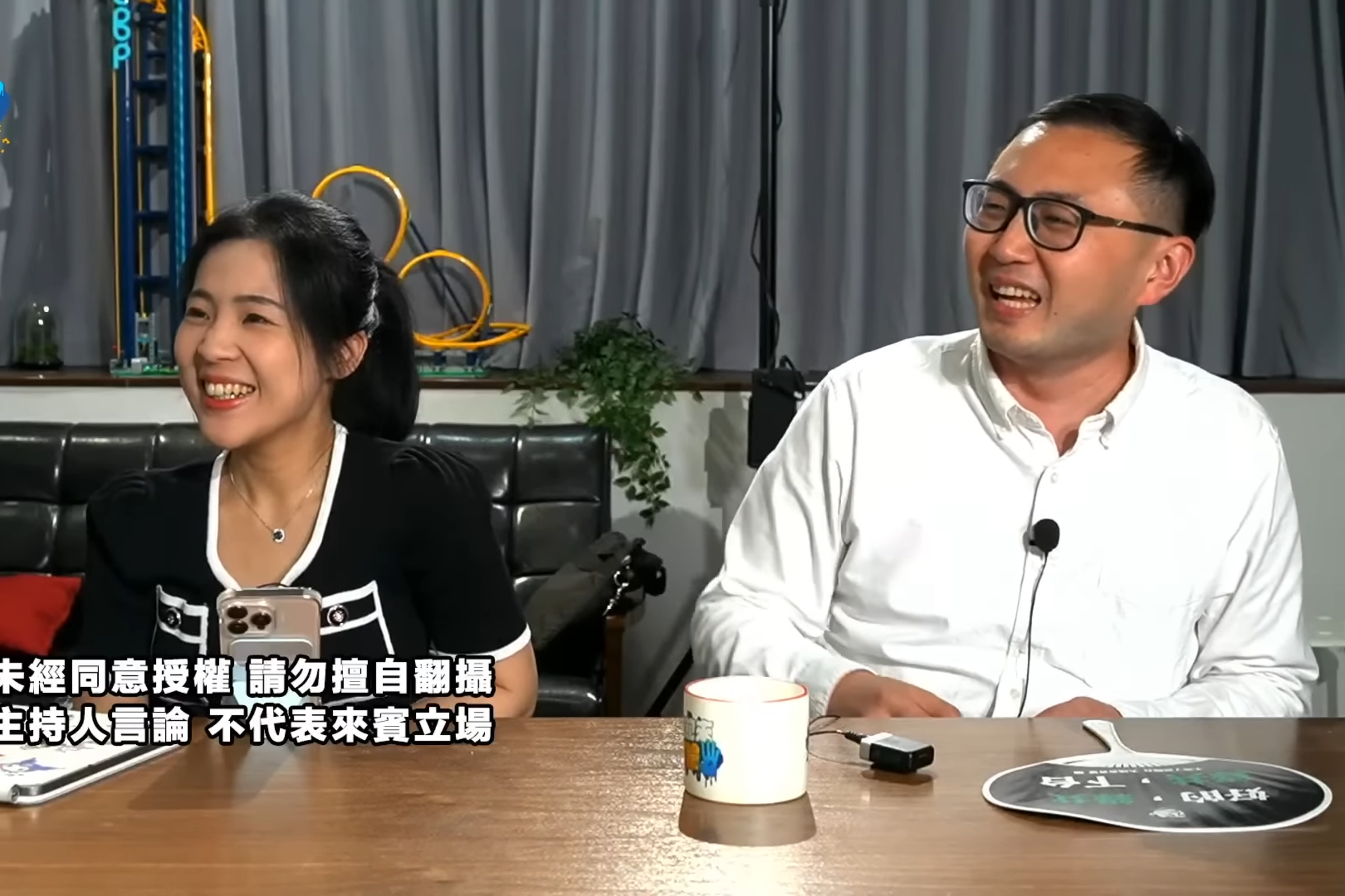 藍委徐巧芯和廖先翔在網路節目談論蕭美琴出訪捷克險遭車輛追撞一事。(翻攝自不演了新聞台 YT頻道)