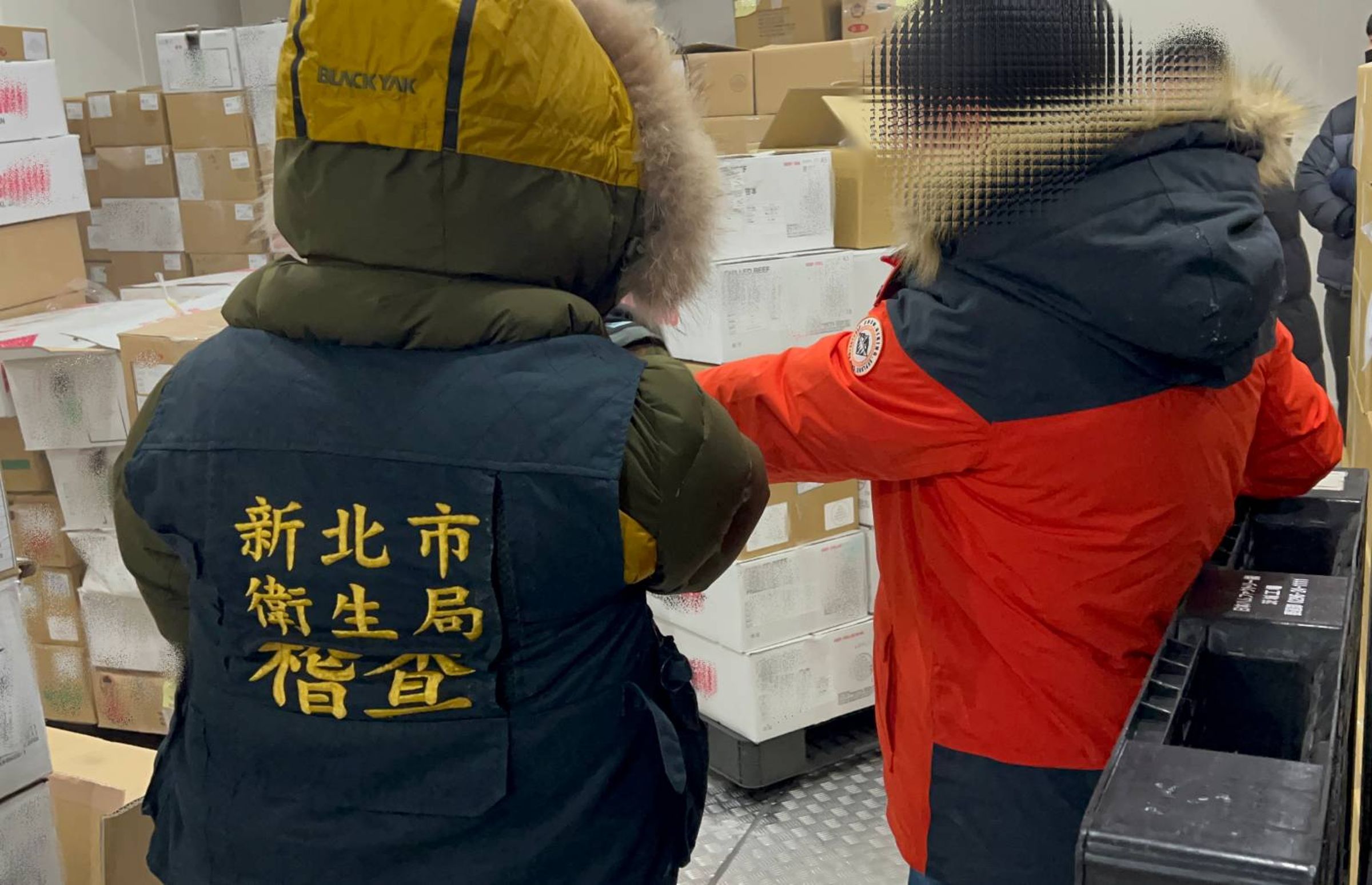 進口和牛遭檢舉過期包裝販售,新北衛生局迅速展開稽查封存1千公斤肉類產品釐清。(新北衛生局提供)