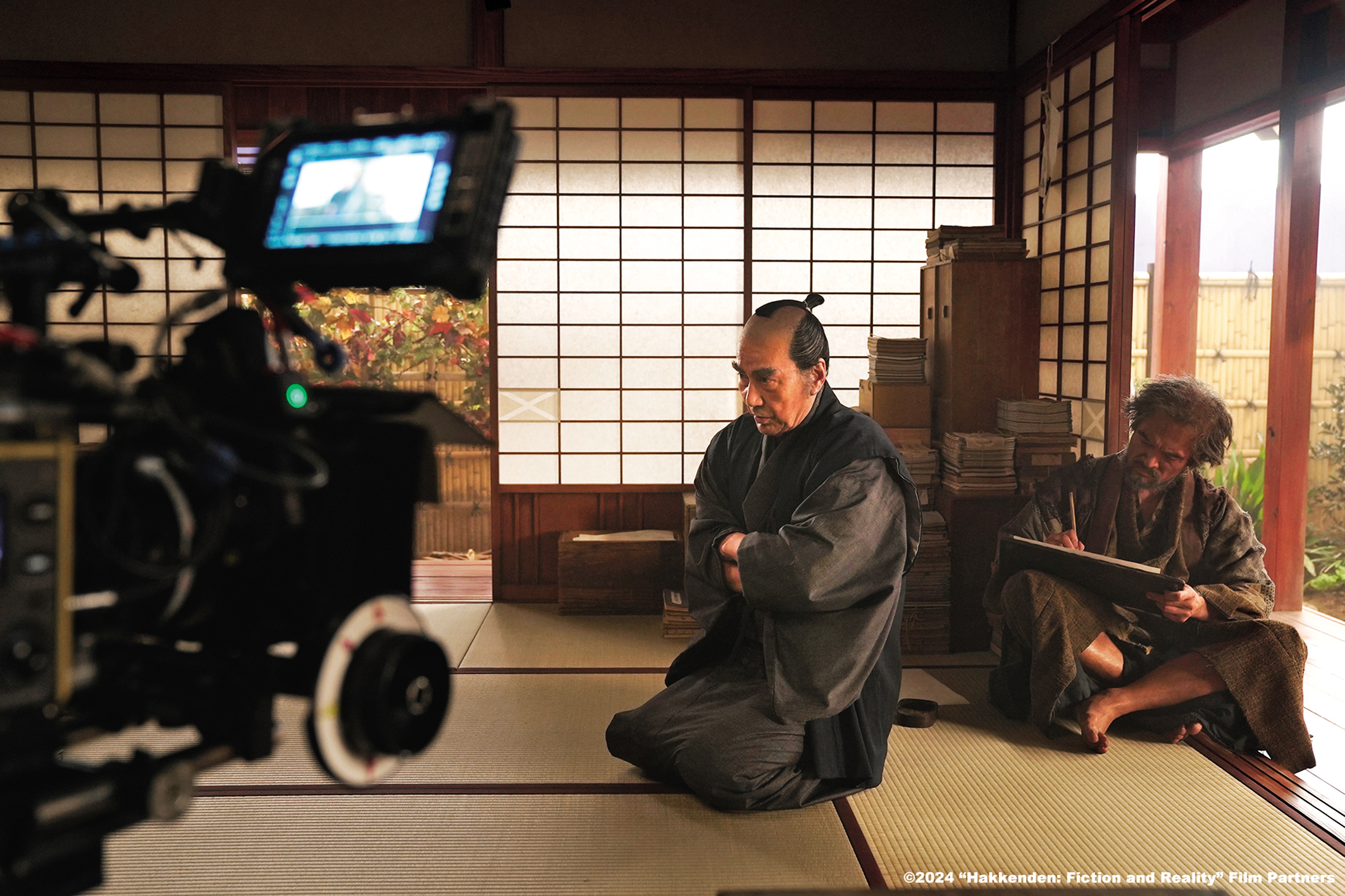 役所廣司（左）與內野聖陽（右）於片中分別飾演歷史人物曲亭馬琴與葛飾北齋，截然不同的性格為兩人對話最大看點。（原創娛樂提供）