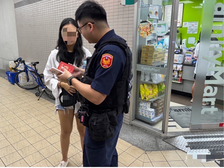 警方向新加坡籍研究生說明詐騙手法。（警方提供）