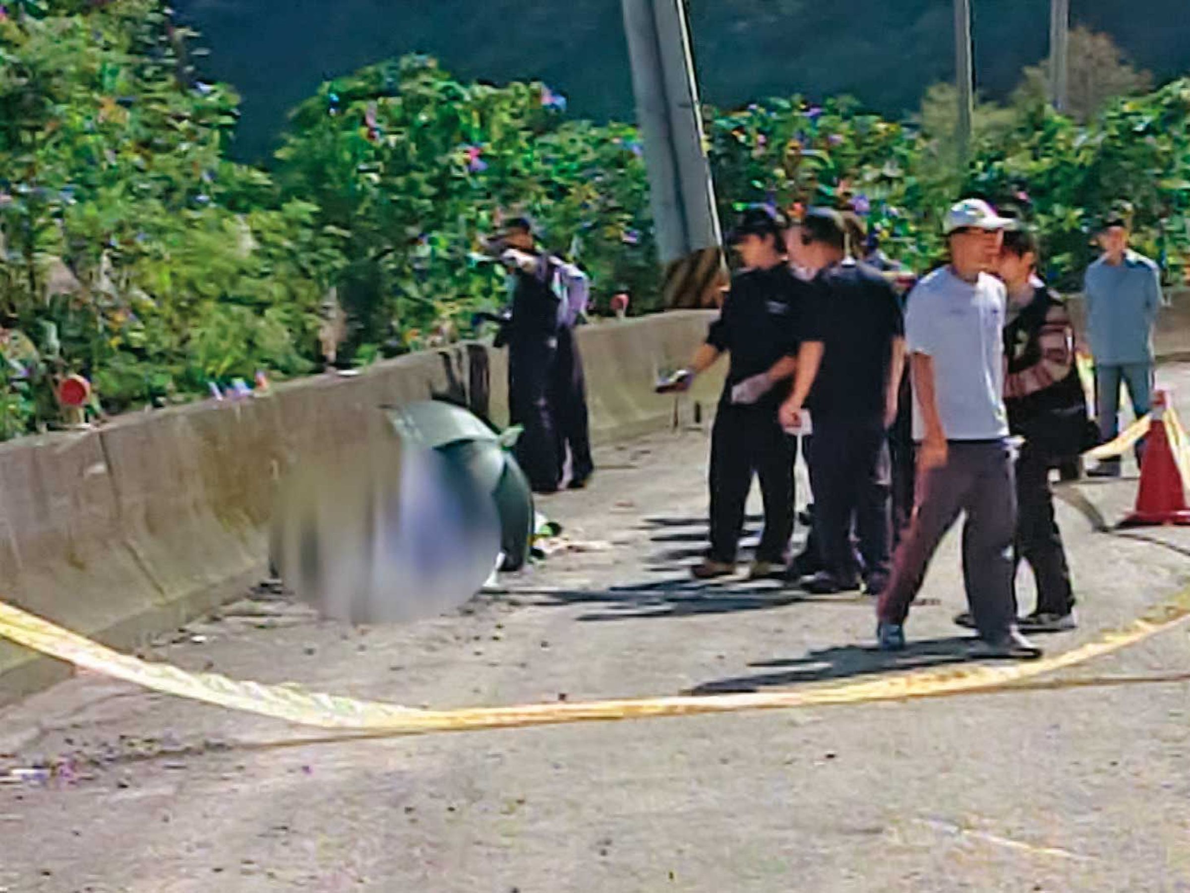 死者被人發現陳屍蘇花公路,警方封鎖現場仔細蒐證。(東森新聞提供)